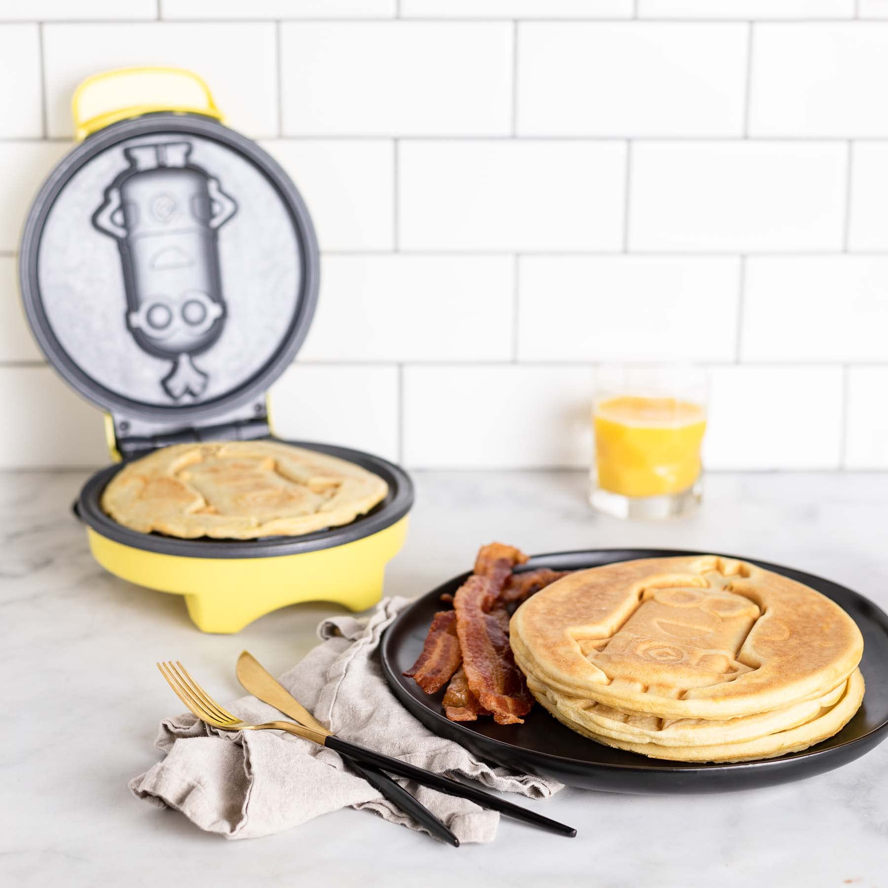 Uncanny Brands Minions Kevin Waffle Maker - Make Fun Minion-Shaped Waffles - Non-Stick Waffle Iron for Kids & Family Breakfast - Perfect for Birthday Parties & Movie Nights