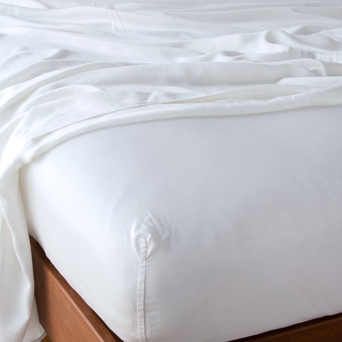 Madera Luxe Fitted Sheet - 100% Organic Cotton Queen Size Bed Sheet Set - Soft & Breathable for All-Season Comfort - Perfect for Master Bedroom, Guest Room & Vacation Homes
