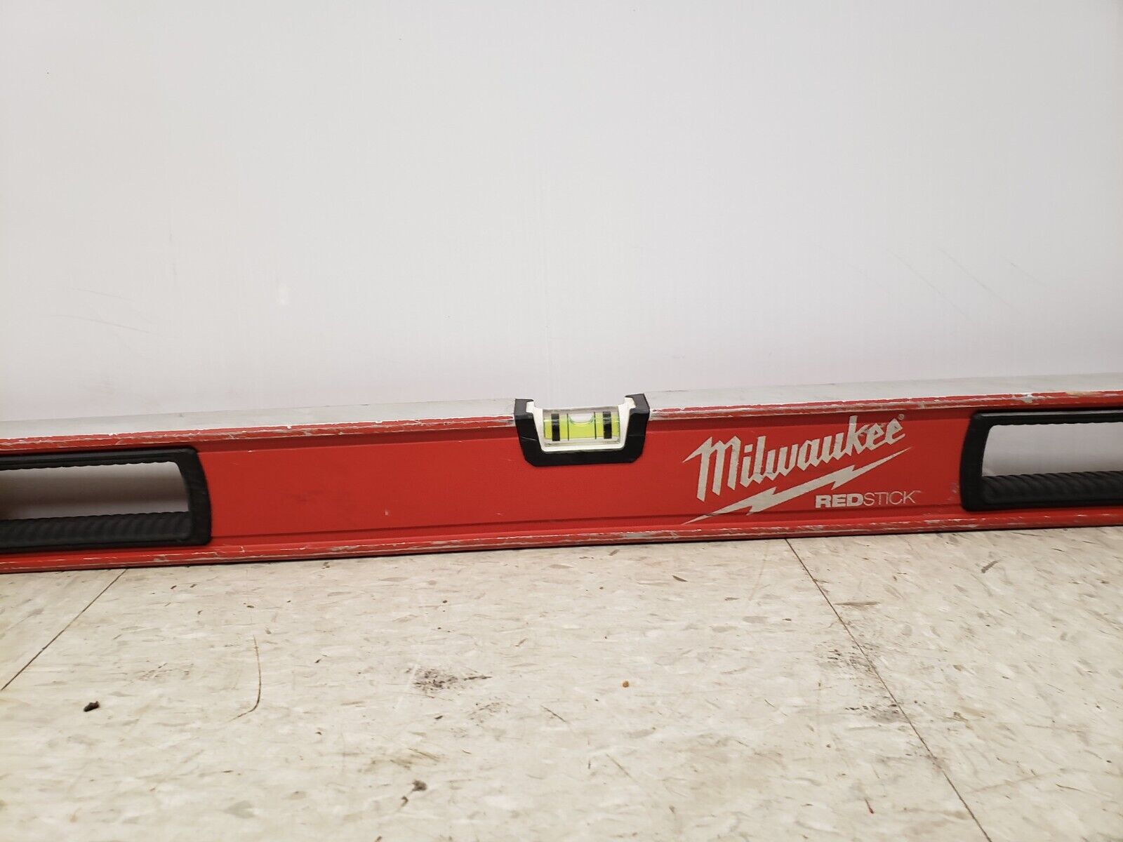 Milwaukee MIBX43 48-Inch Aluminum Level - Professional Grade Tool for Precise Leveling in Construction & Woodworking Projects