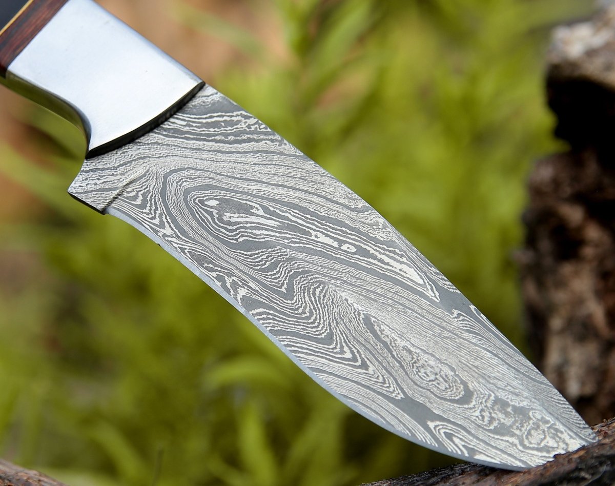 Premium Damascus Steel Hunting Knife with Horn & Rosewood Handle - Durable Outdoor Survival Tool for Camping, Hunting & Bushcraft