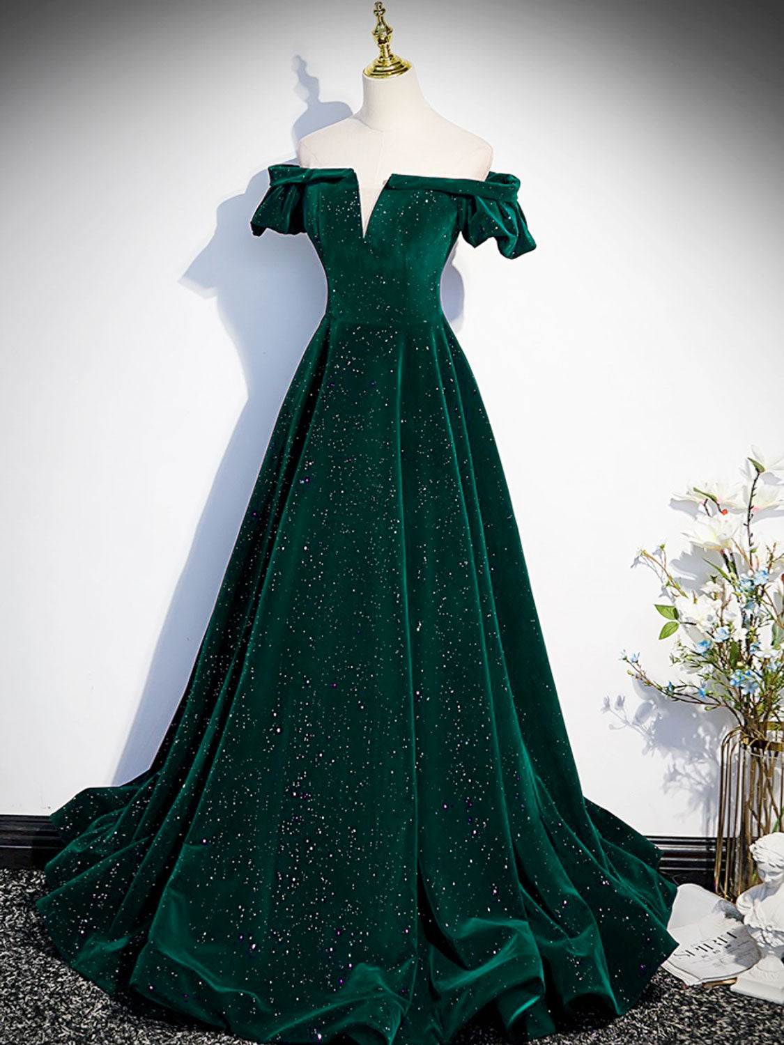 Elegant Green Velvet A-Line Off Shoulder Long Prom Dress for Graduation & Formal Events - Perfect for Homecoming, Dances & Special Occasions