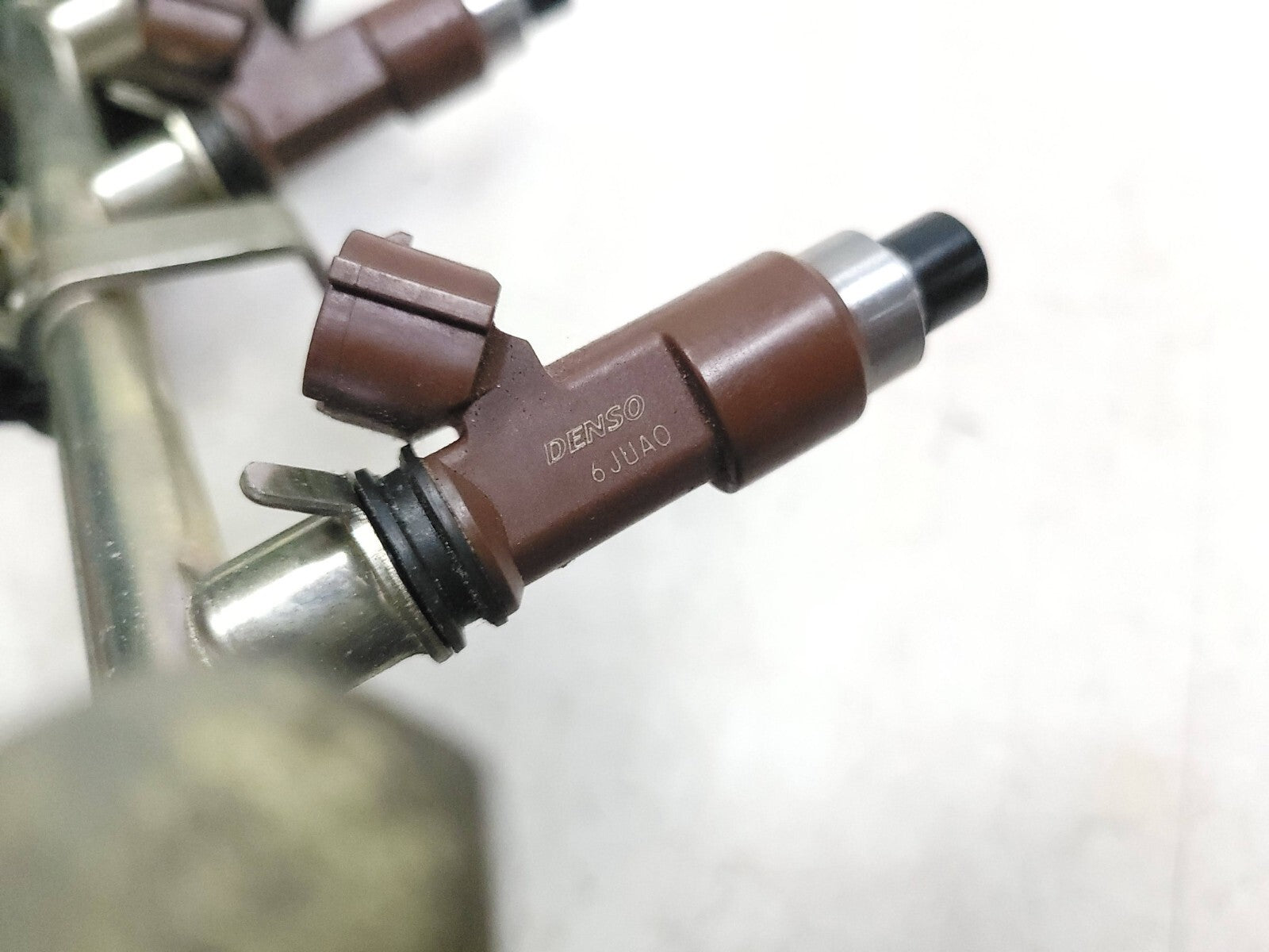 2004-2005 Honda CBR1000RR Fuel Rail with Fuel Injectors OEM Replacement Part - Perfect for Motorcycle Engine Repair & Performance Upgrades
