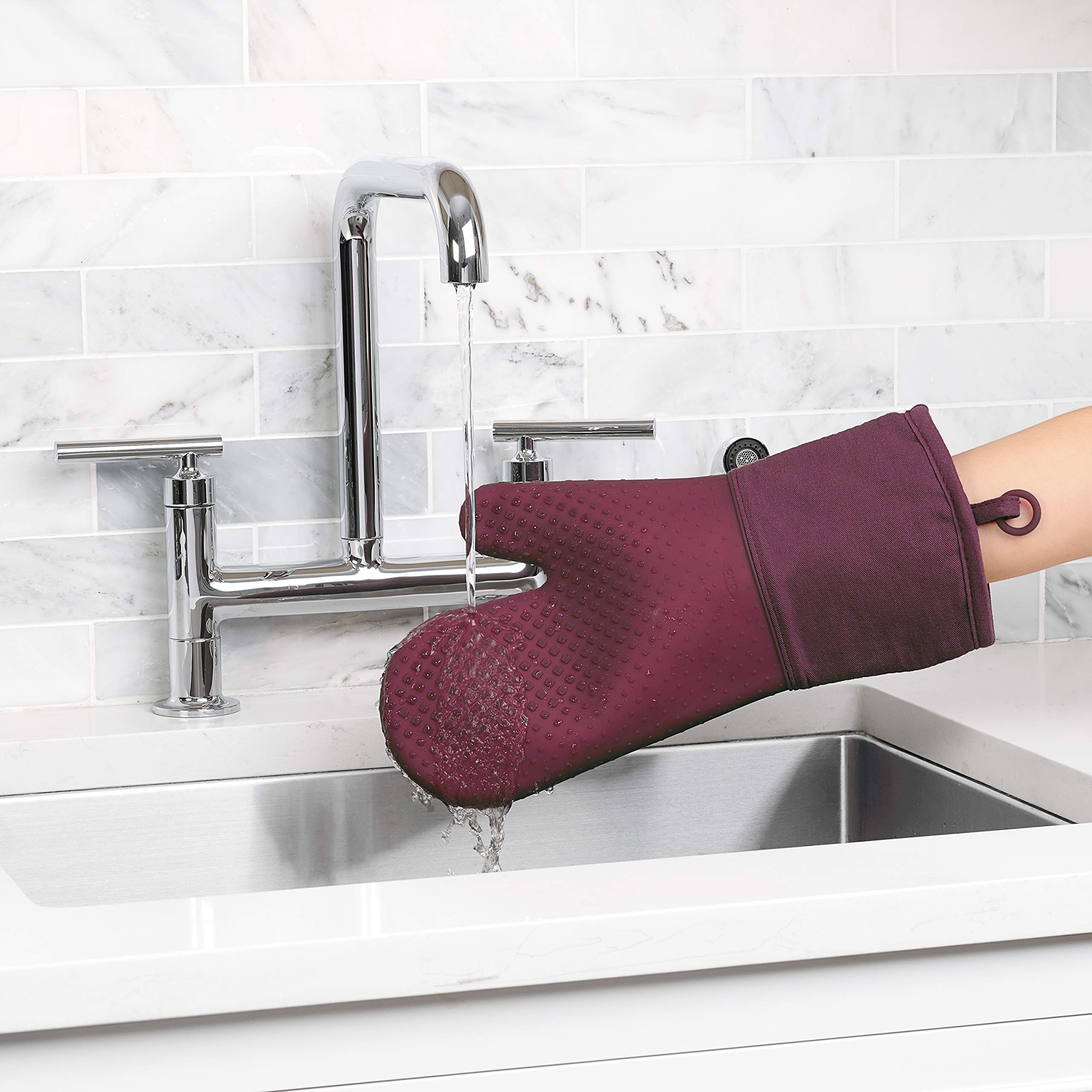 OXO Good Grips Heat Resistant Silicone Oven Mitt & Pot Holder Set (2-Piece) - Non-Slip Kitchen Gloves for Baking, Grilling & Cooking - Perfect for Hot Pans, Baking Sheets & Dutch Ovens