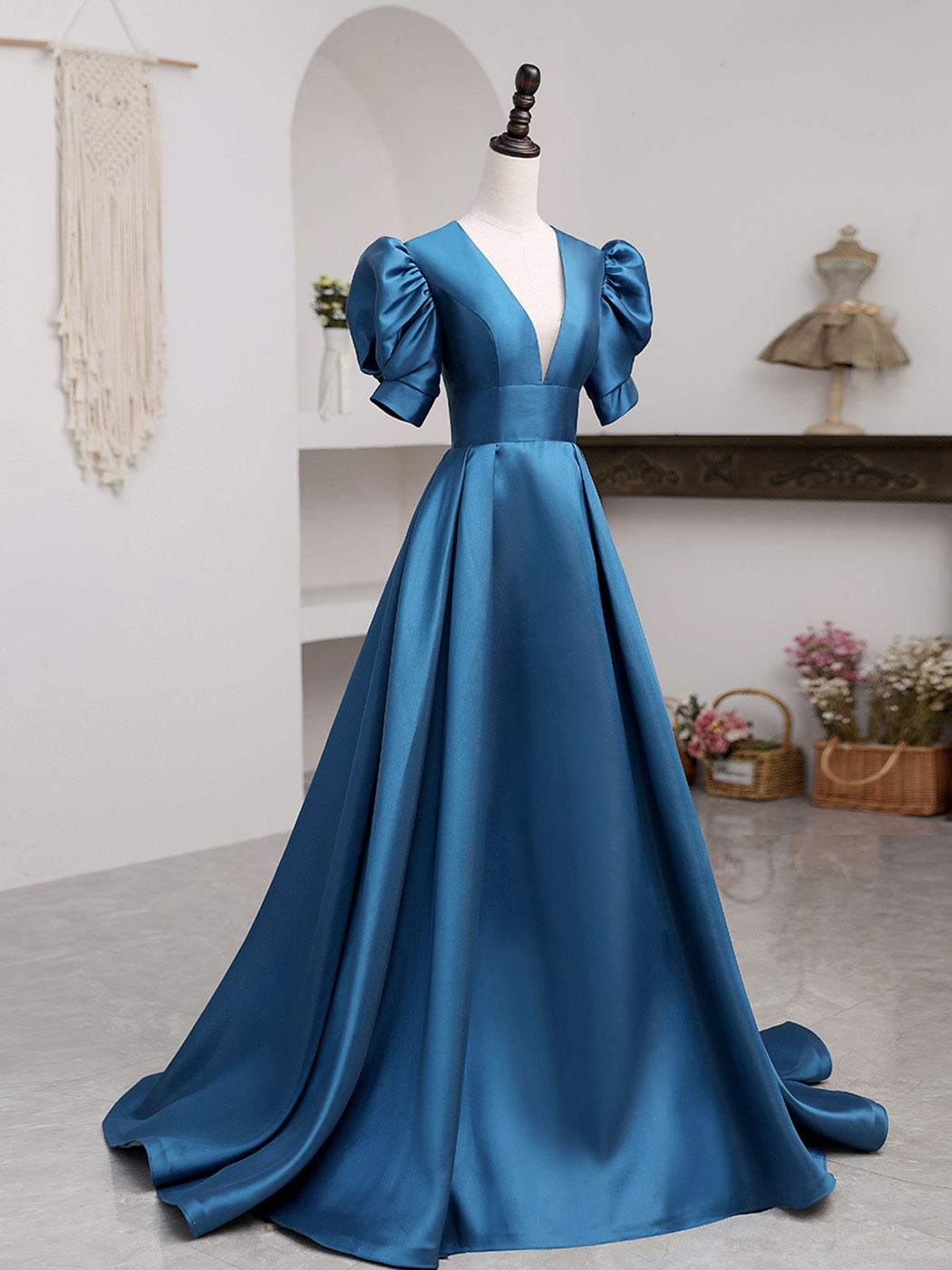 Elegant A-Line V-Neck Satin Long Prom Dress for Women - Royal Blue Formal Evening Gown for Homecoming, Wedding Guest & Special Occasions
