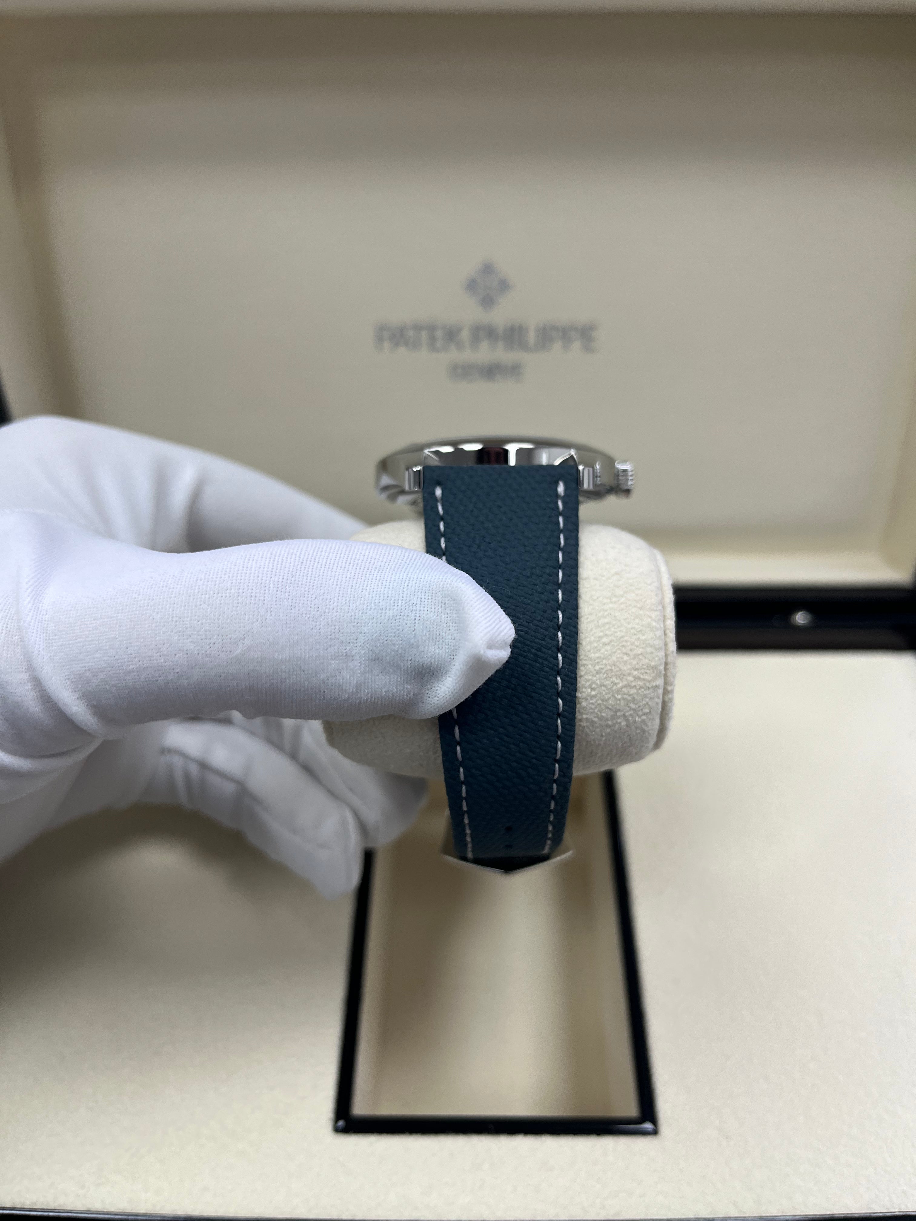 Patek Philippe Calatrava 6007A-001 Limited Edition Men's Luxury Watch - Perfect for Business Meetings, Formal Events & Collector's Showcase