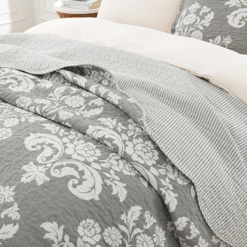 Queen Size Quilt Set - 100% Cotton Lightweight Reversible Farmhouse Paisley Floral Bedspread | 3-Piece Grey White All Season Bedding | Perfect for Master Bedroom, Guest Room & Cozy Farmhouse Decor