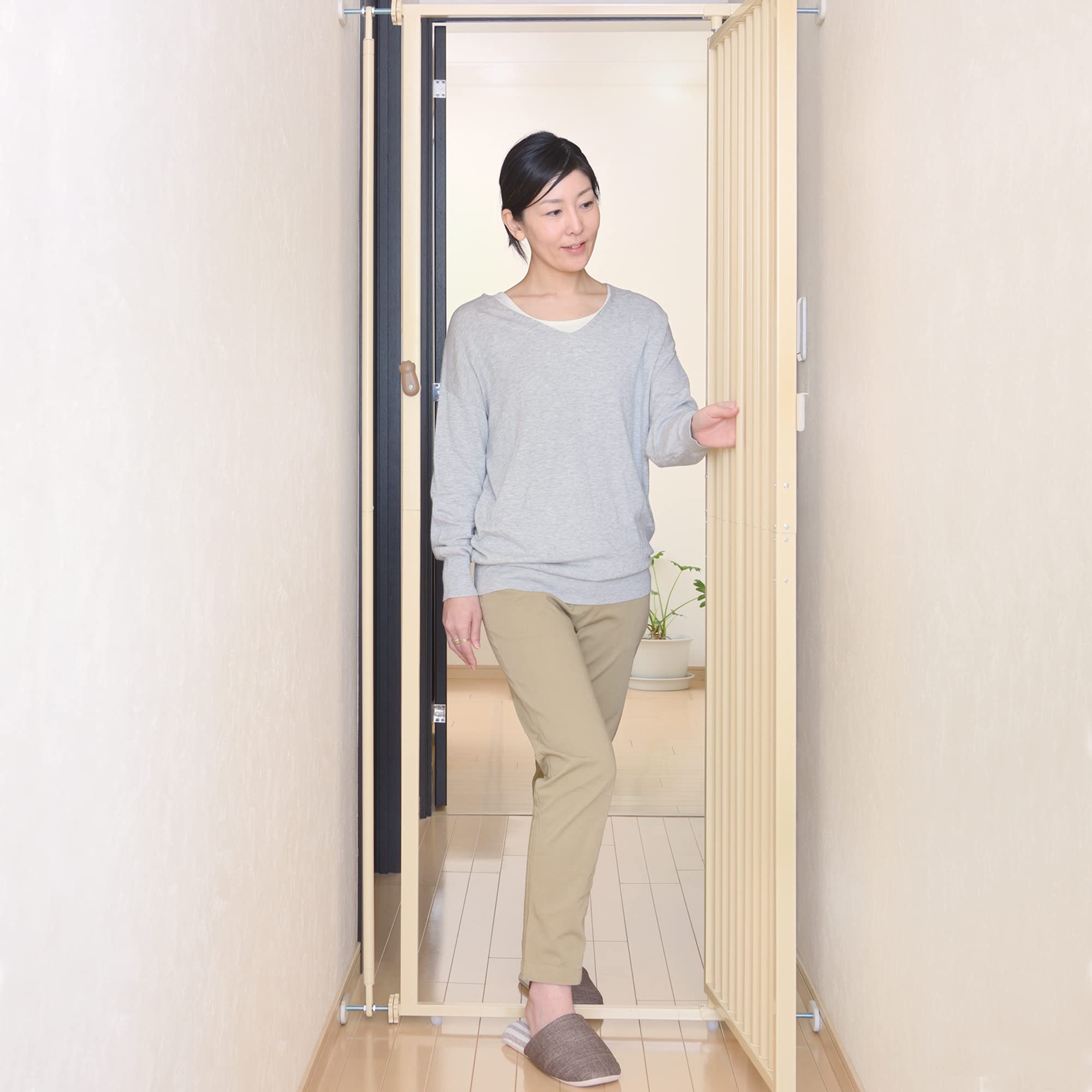 Richell USA Cat Safety Gate 94951 - Beige Pet Barrier for Doorways & Stairs - Keep Cats Safe Indoors & Outdoors