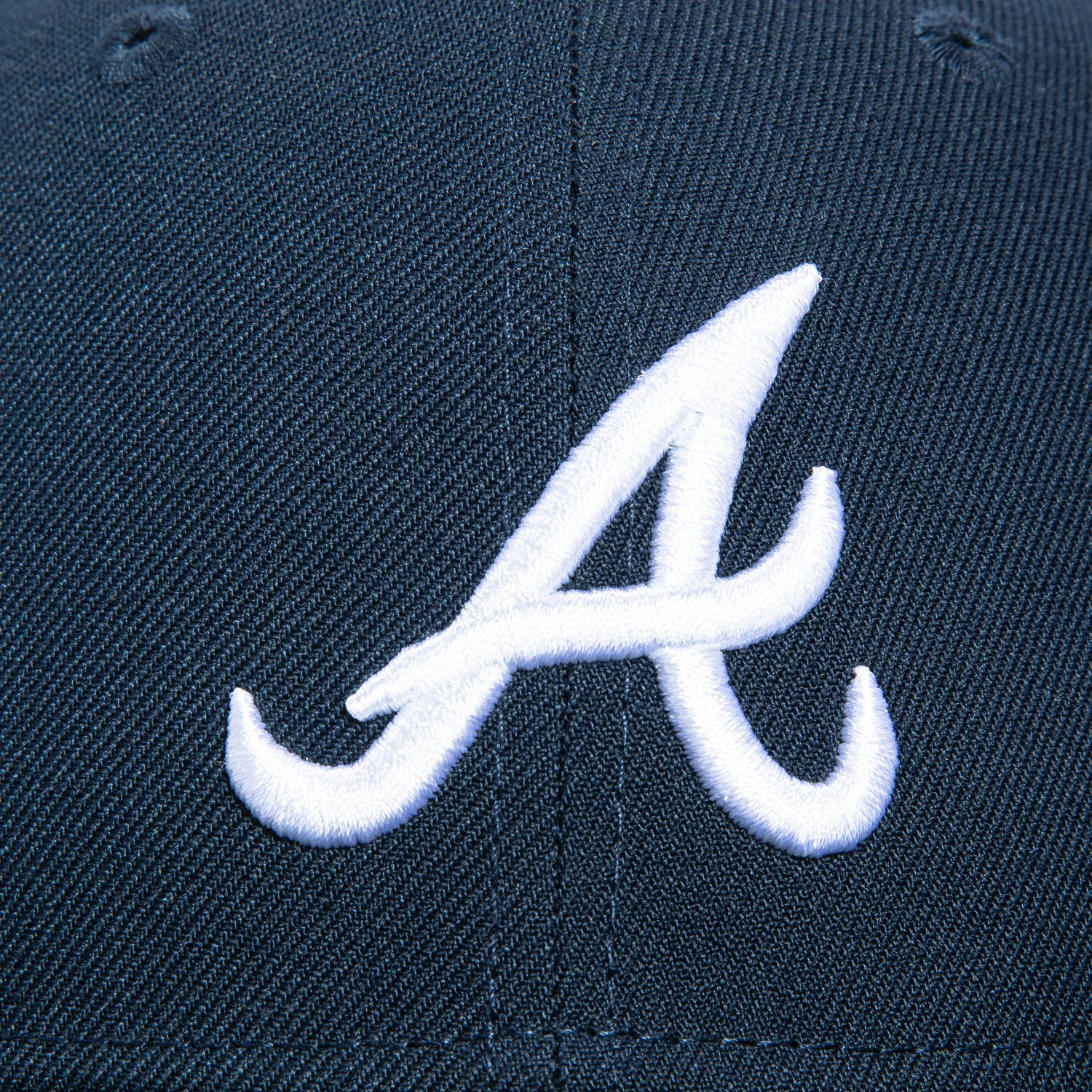 New Era 59Fifty Atlanta Braves Baseball Cap - Navy, Black & White Adjustable Snapback Hat for Men & Women - Perfect for Baseball Games, Streetwear & Sports Fan Gifts