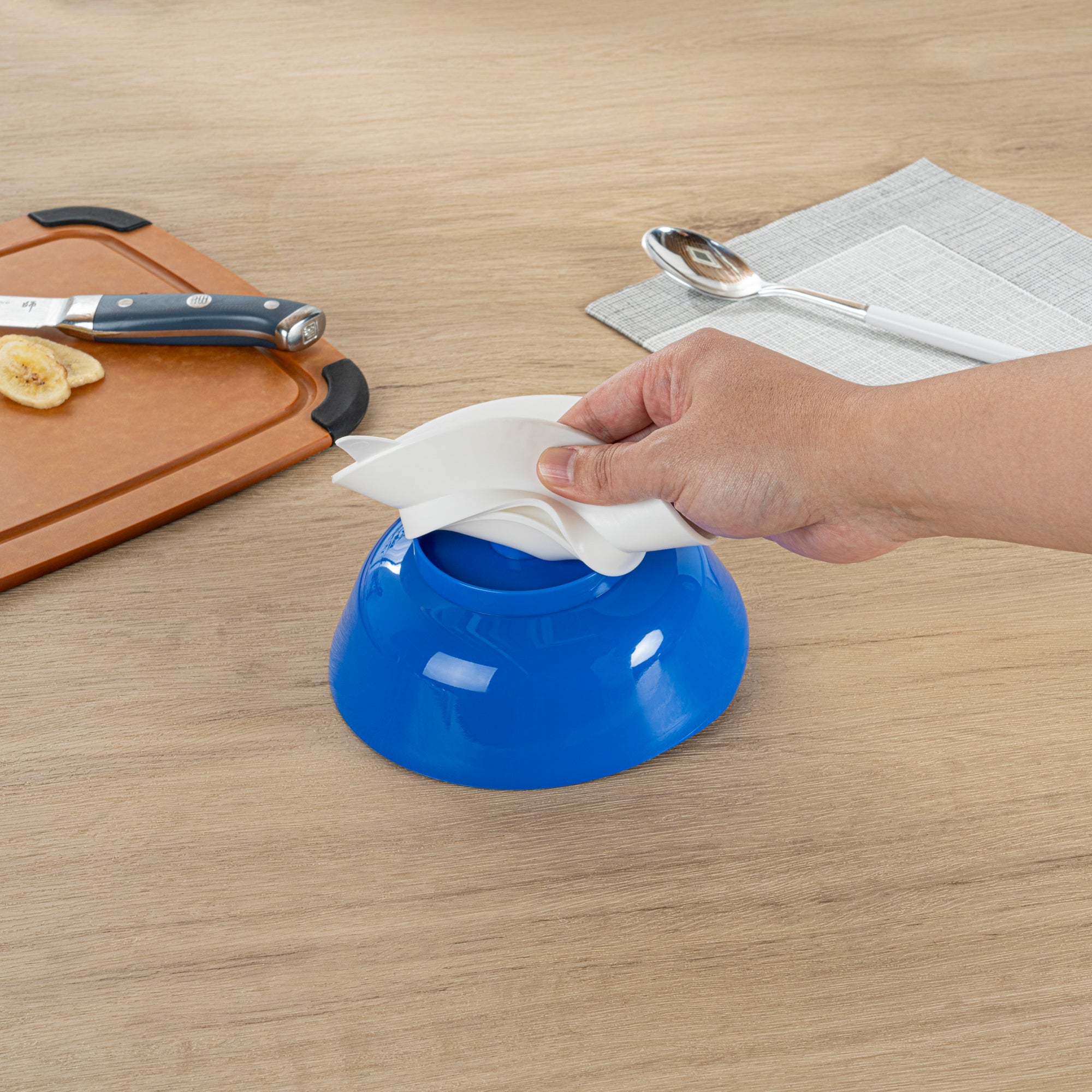 Adapt Tek 19 oz Round Blue Plastic Scoop Bowl with Spillproof Design & Suction Base - 5.75