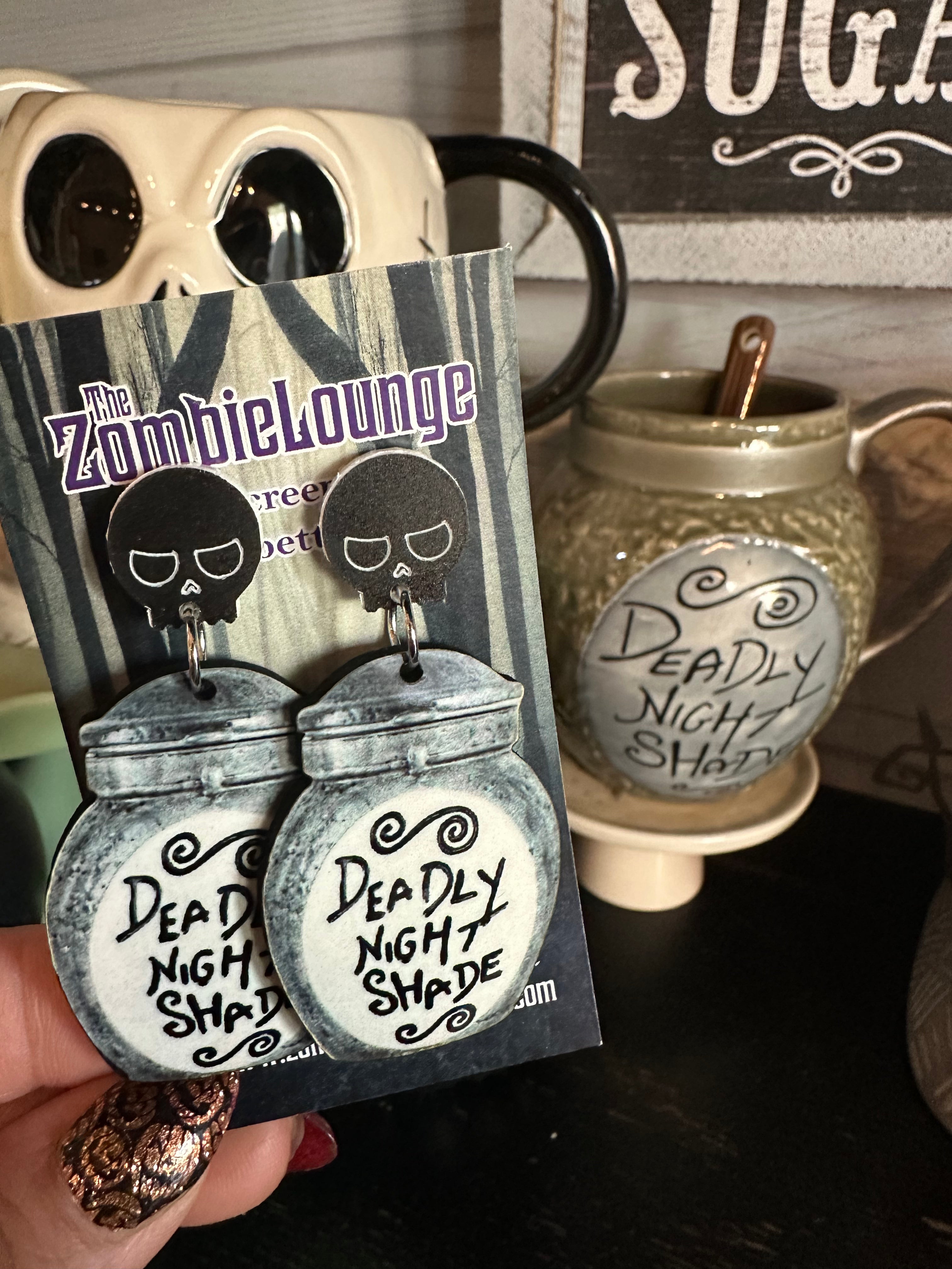 Gothic Deadly Nightshade Earrings for Women - Vintage Poison Berry Dangle Jewelry - Perfect for Halloween, Cosplay & Dark Aesthetic Outfits