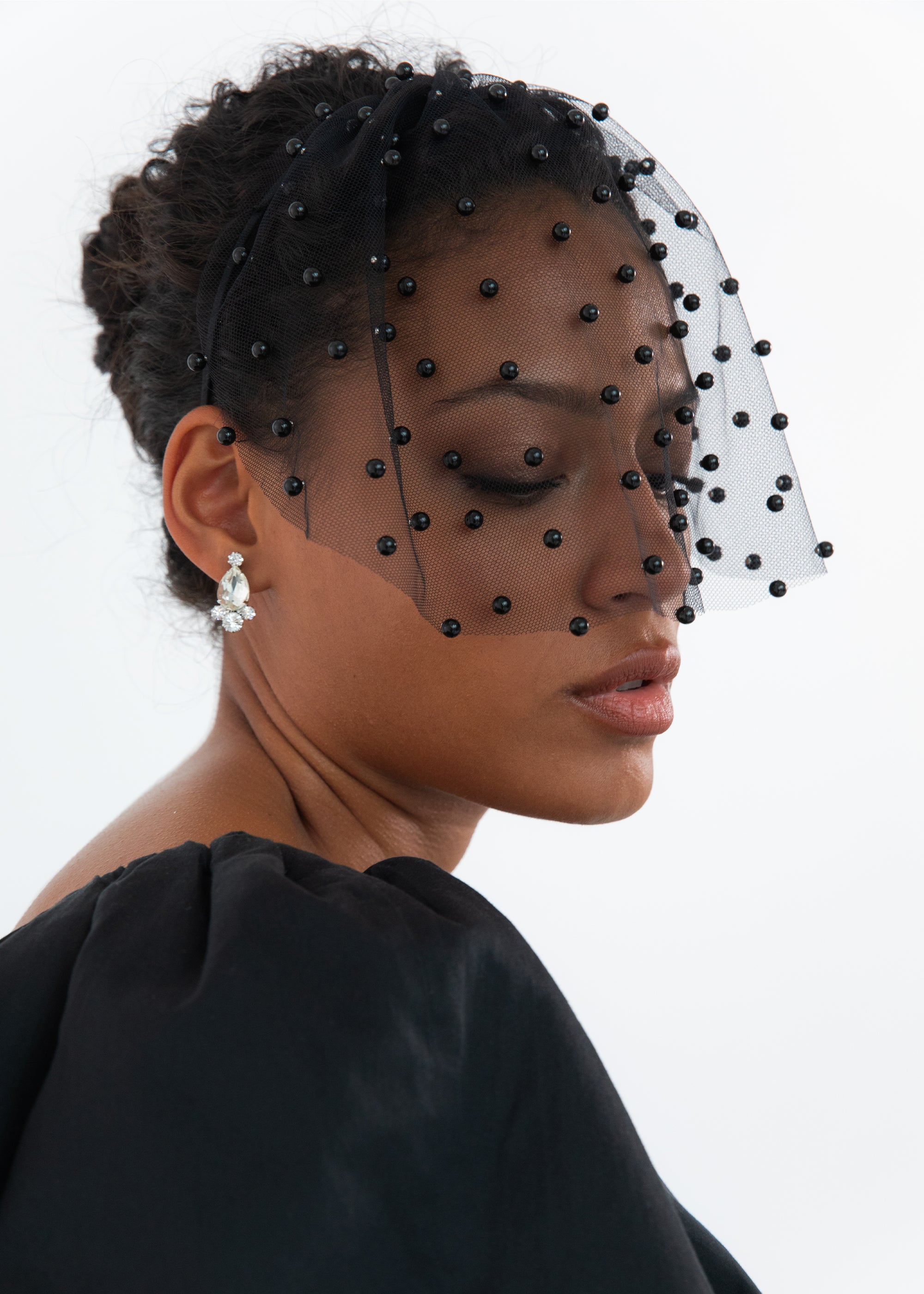 Chiara Veil Black Pearl Wedding Veil - Elegant Bridal Accessory for Ceremony & Photoshoot