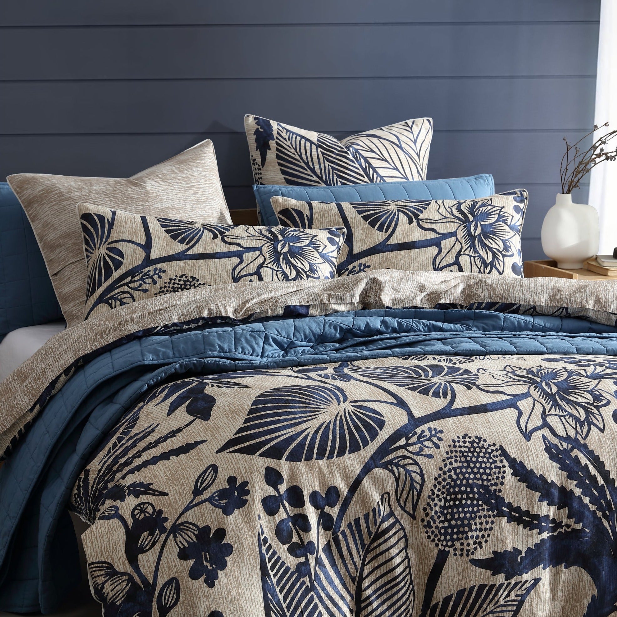 Premium Kuranda Blue Quilt Cover Set - Queen Size Bedding by Logan & Mason | Soft Microfiber Duvet Cover Set with Pillow Shams | Luxury Bedroom Decor for Master & Guest Rooms
