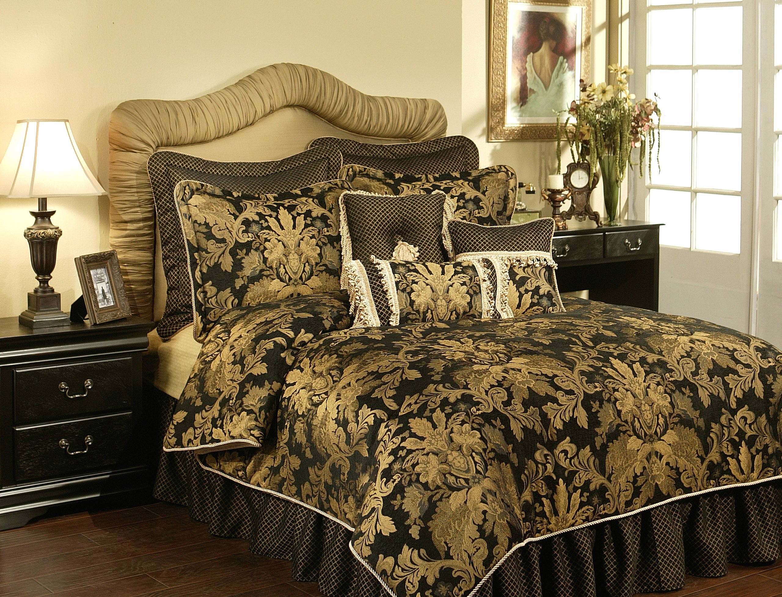 Premium 4-Piece Lismore Bedding Set - Queen Size Black Luxury Bed Sheets & Pillowcases for Modern Bedrooms | Soft & Breathable Cotton Blend for Ultimate Comfort