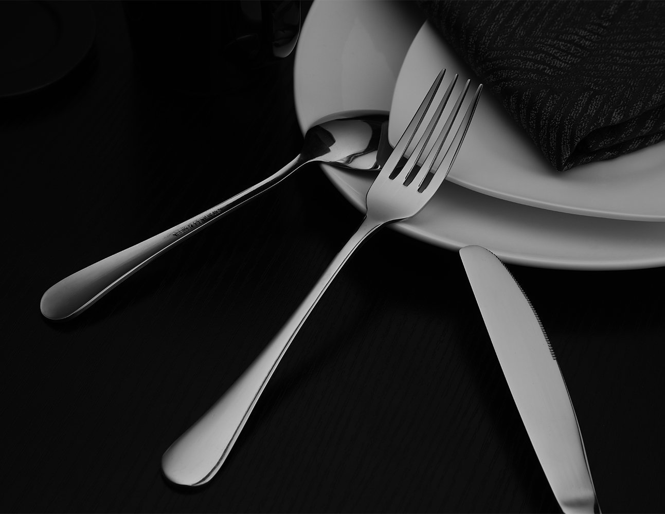 Premium Stainless Steel Dinner Knives and Forks Set - Heavy Duty 8-Piece Cutlery for Steak, Dessert & Butter (4 Knives + 4 Forks) - Perfect for Fine Dining, Restaurant Use & Home Entertaining