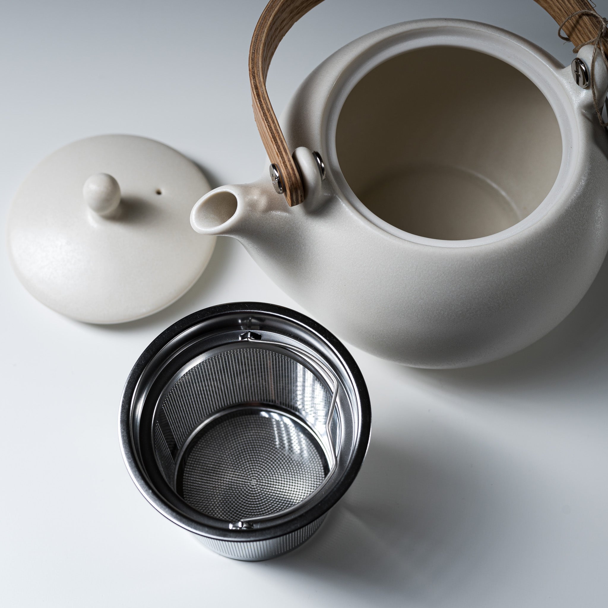 Yui Japanese Wooden Handle Teapot 600ml - White Ceramic Teapot for Green Tea, Herbal Tea & Matcha | Perfect for Tea Ceremonies, Home Use & Gifts