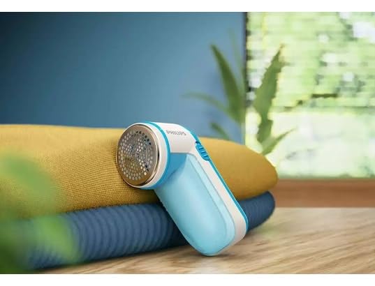 Philips GC026/00 Fabric Shaver - Electric Lint Remover for Sweaters, Blankets & Clothes - Large Blade Surface with Cleaning Brush & Batteries Included (Blue) - Perfect for Refreshing Old Garments & Removing Pilling