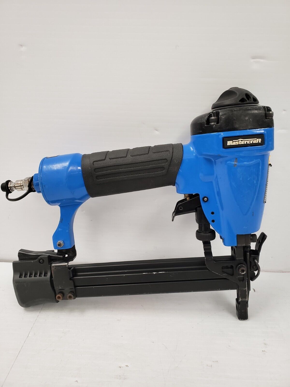 Mastercraft 058-8132-2 Heavy Duty Air Stapler for Upholstery, Carpentry & DIY Projects - Pneumatic Staple Gun for Furniture, Woodworking & Home Repairs