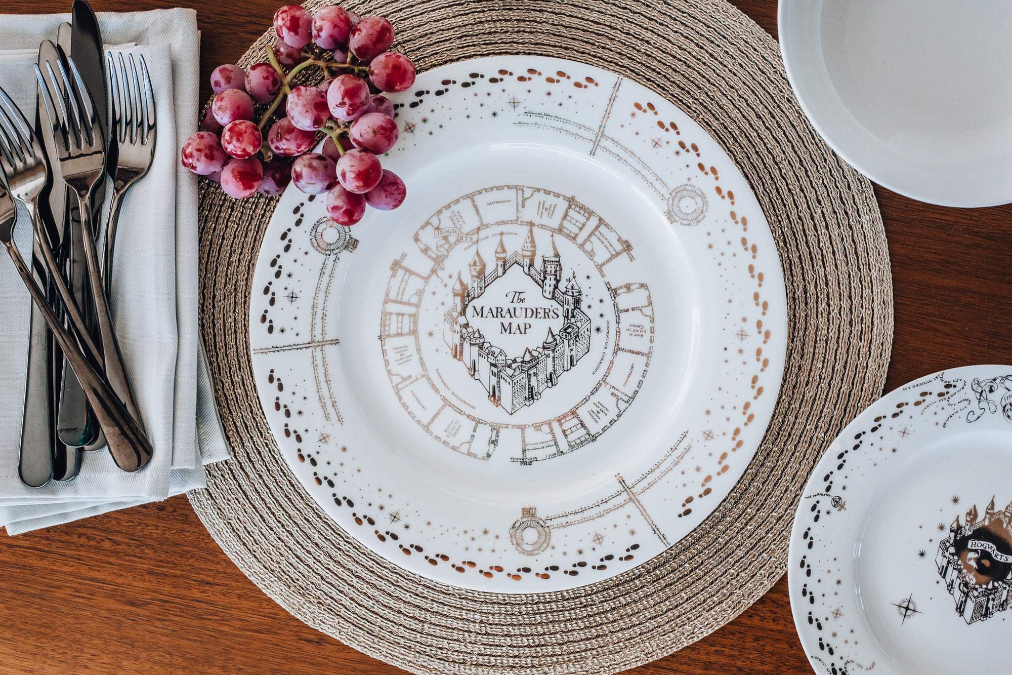 Harry Potter Marauders Map 16-Piece Ceramic Dinnerware Set | Hogwarts-Themed Dish Set for 4 People | Includes Dinner Plates, Salad Plates, Bowls & Mugs | Perfect for Themed Parties, Movie Nights & Potterhead Collectors