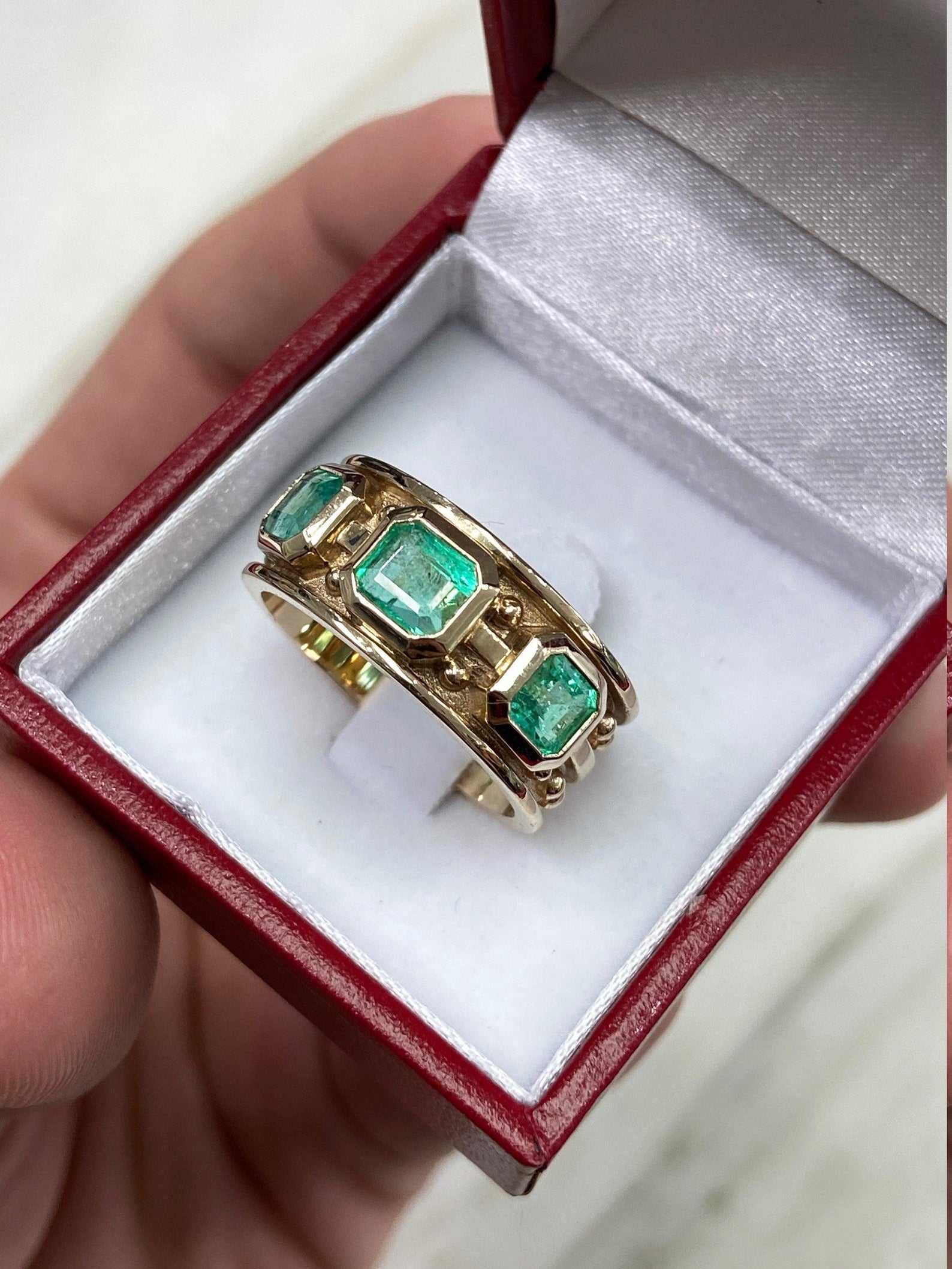 2.85tcw Men's Emerald Solitaire Three Stone Band Ring in 14K Gold - Perfect for Everyday Wear, Wedding Bands & Anniversary Gifts