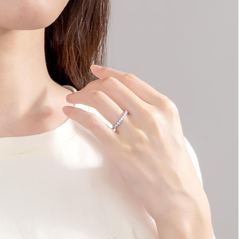 Exquisite Moissanite Pavé Wedding Band for Women - Elegant & Durable Engagement Ring, Perfect for Bridal, Anniversary & Special Occasions