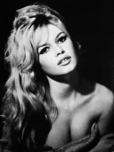 Brigitte Bardot Vintage Poster - Sex Symbol French Actress Unframed Art Print (24x36 Inches) - Perfect for Home Decor, Movie Room & Retro Wall Art