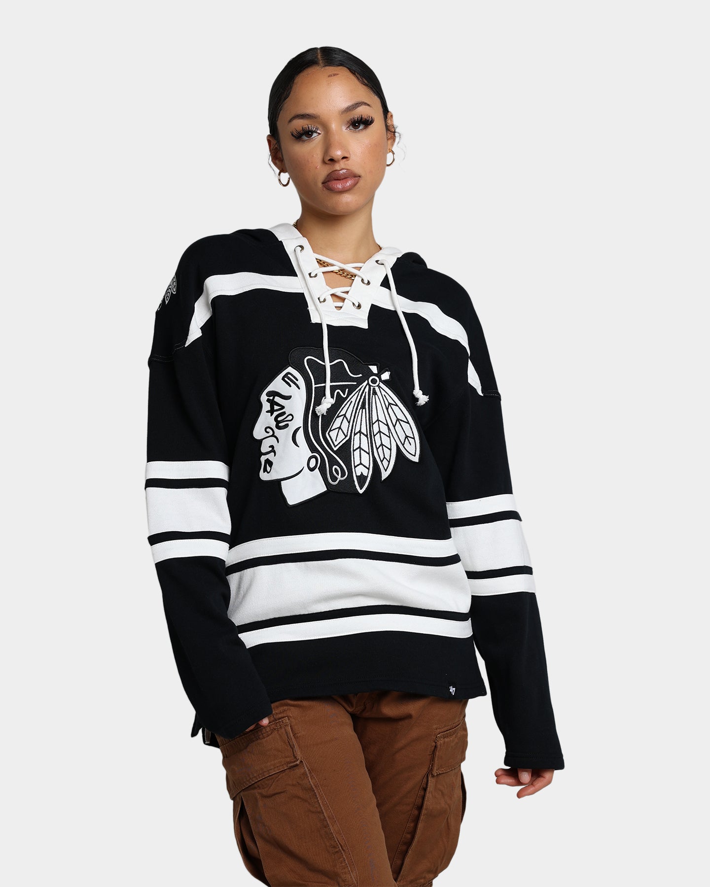 47 Brand Chicago Blackhawks Superior Lacer Hoodie - Men's NHL Team Logo Pullover Sweatshirt - Jet Black - Warm Winter Casual Wear for Sports Fans & Street Style