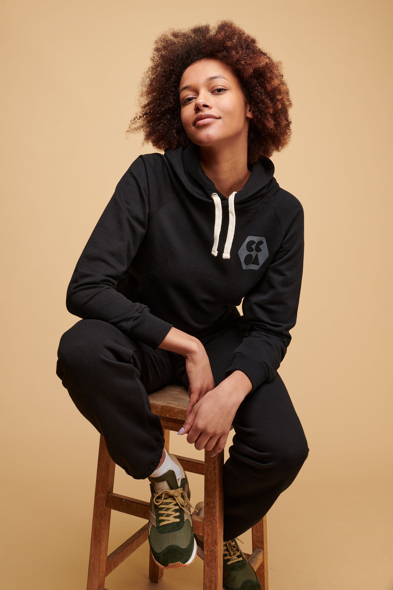 Eco-Friendly Women's Raglan Hooded Sweatshirt - Plastic-Free Black Pullover for Casual Wear & Outdoor Activities
