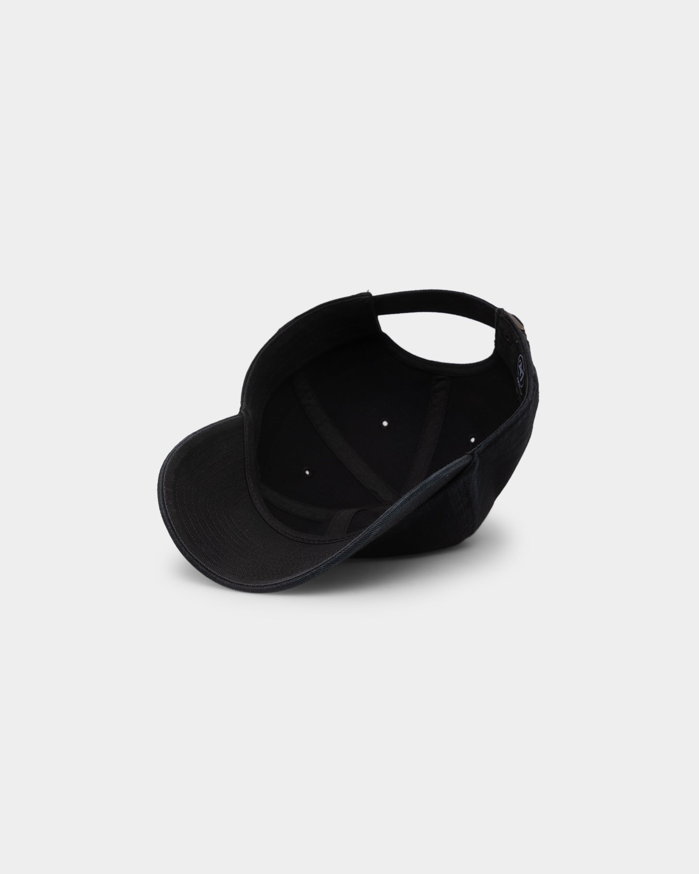 47 Brand Flat 47 Clean Up Strapback Black Hat - Adjustable Snapback Cap for Men & Women - Perfect for Casual Wear, Street Style & Outdoor Activities
