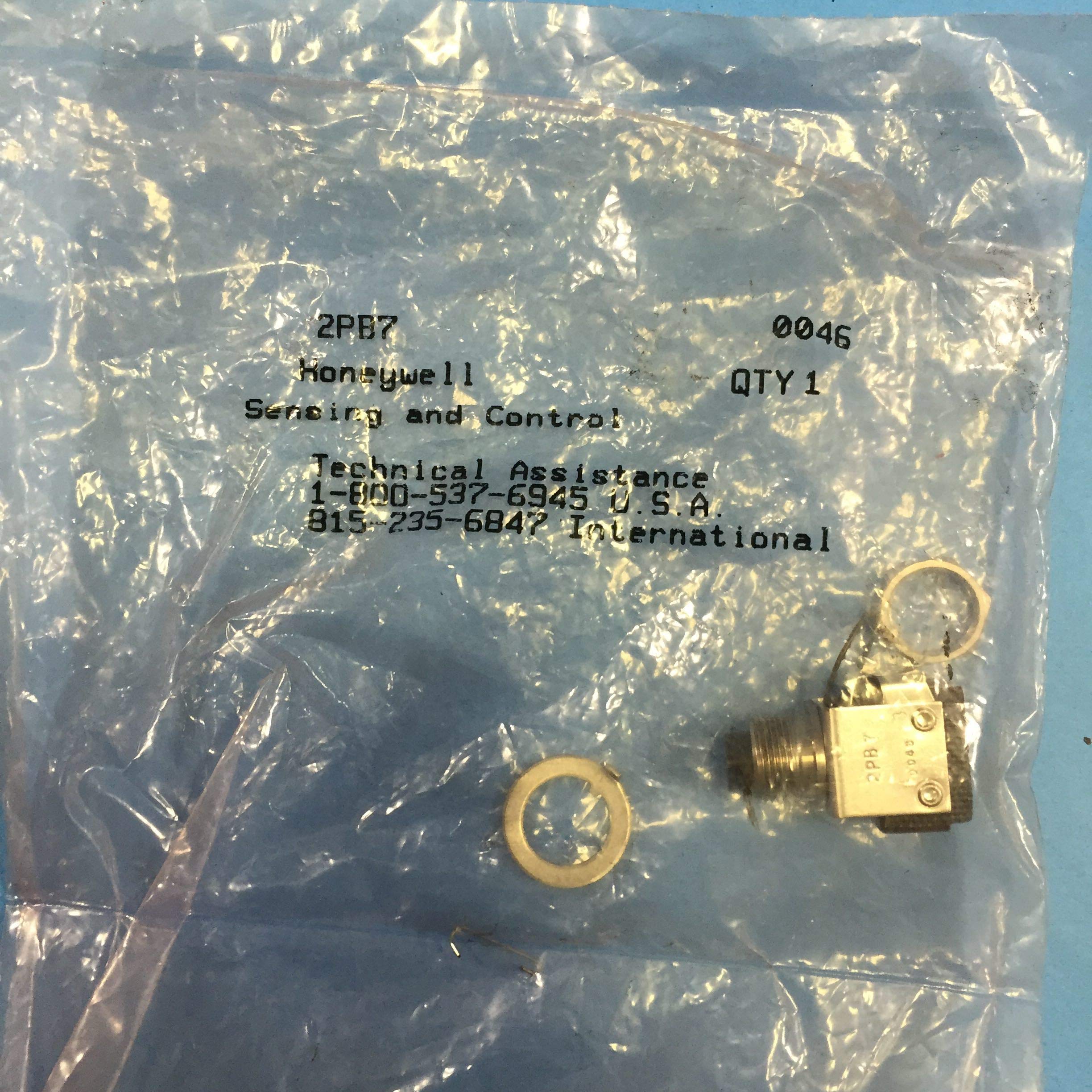 Honeywell S&C 2PB7 SPDT Push Button Switch 5A 250V - Heavy Duty Electrical Control for Industrial Machinery & Equipment