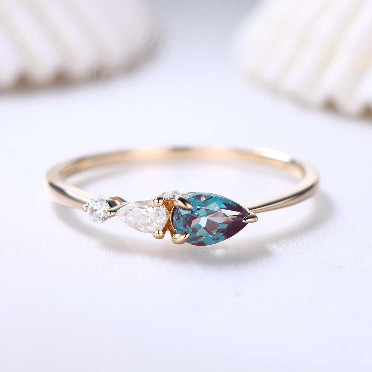 Exquisite Alexandrite & Moissanite Three-Stone Engagement Ring in Rose Gold – Perfect for Proposals, Anniversaries, and Special Occasions