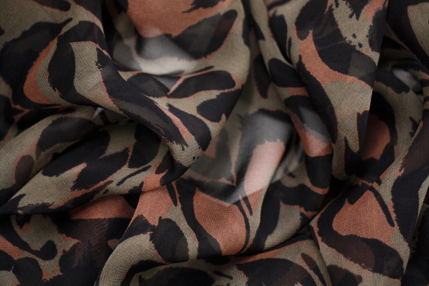 Camo Cat Khaki Print T-Shirt - Trendy Animal Graphic Tee for Men & Women - Perfect for Outdoor Adventures and Casual Wear
