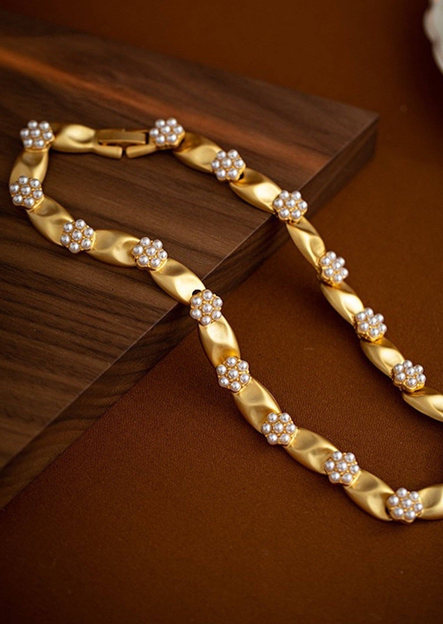 Elegant Pearl and Ribbon Choker Necklace for Women - Vintage Style Bridal Jewelry Gift for Weddings, Parties & Special Occasions