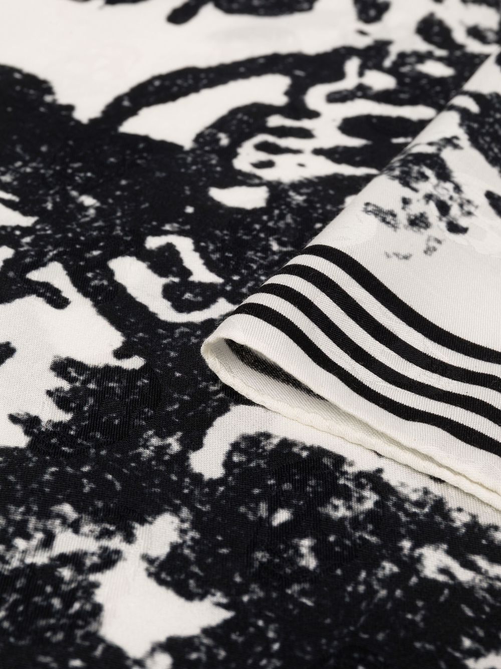 Alexander McQueen White Scarves - Luxury Fashion Accessory for Women, Perfect for Winter Outfits & Special Occasions