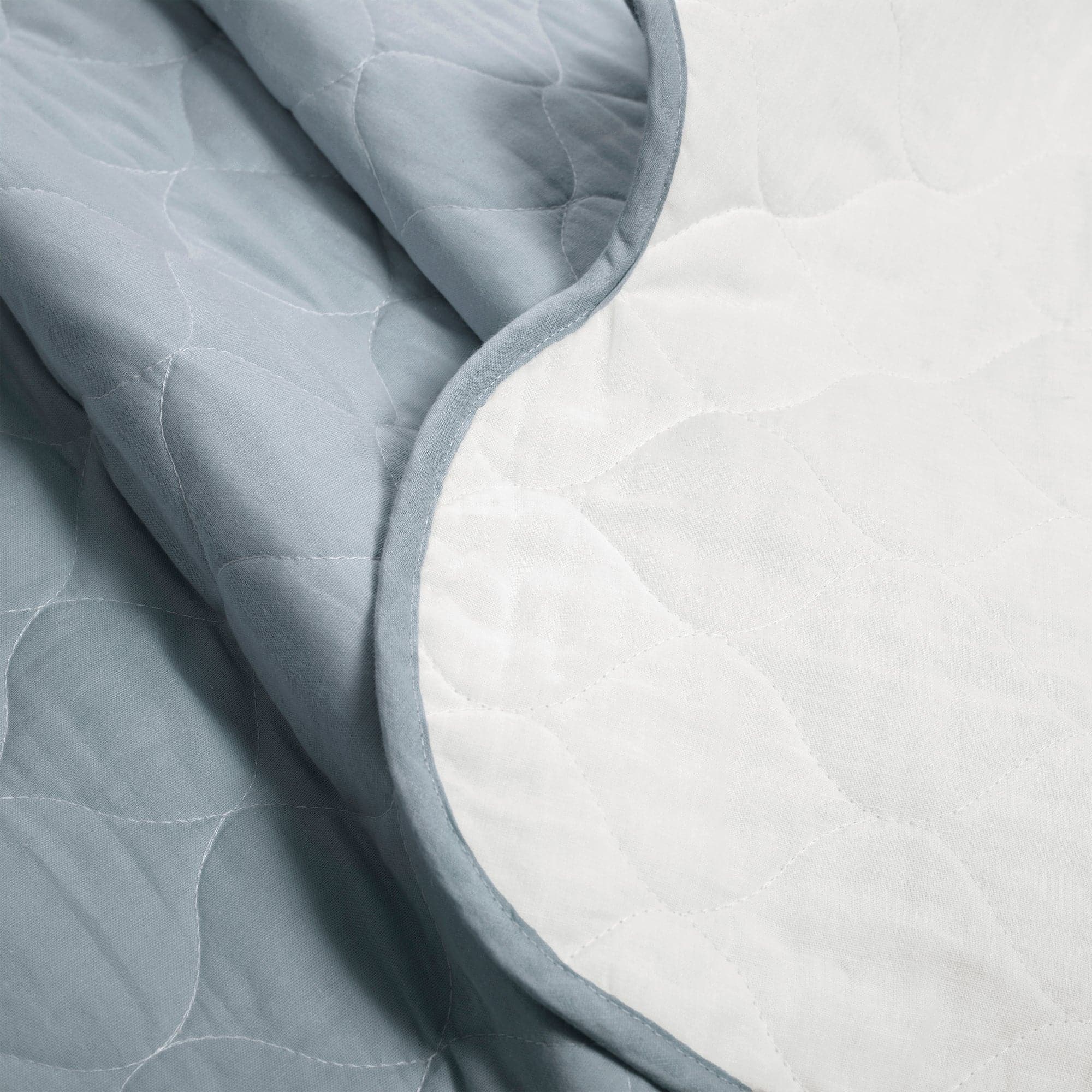 Coastal Chic Scalloped Edge Reversible Quilt 3-Piece Bedding Set | Soft & Breathable Comforter with Duvet Cover & Shams | Perfect for Beach House, Guest Room & Coastal Decor