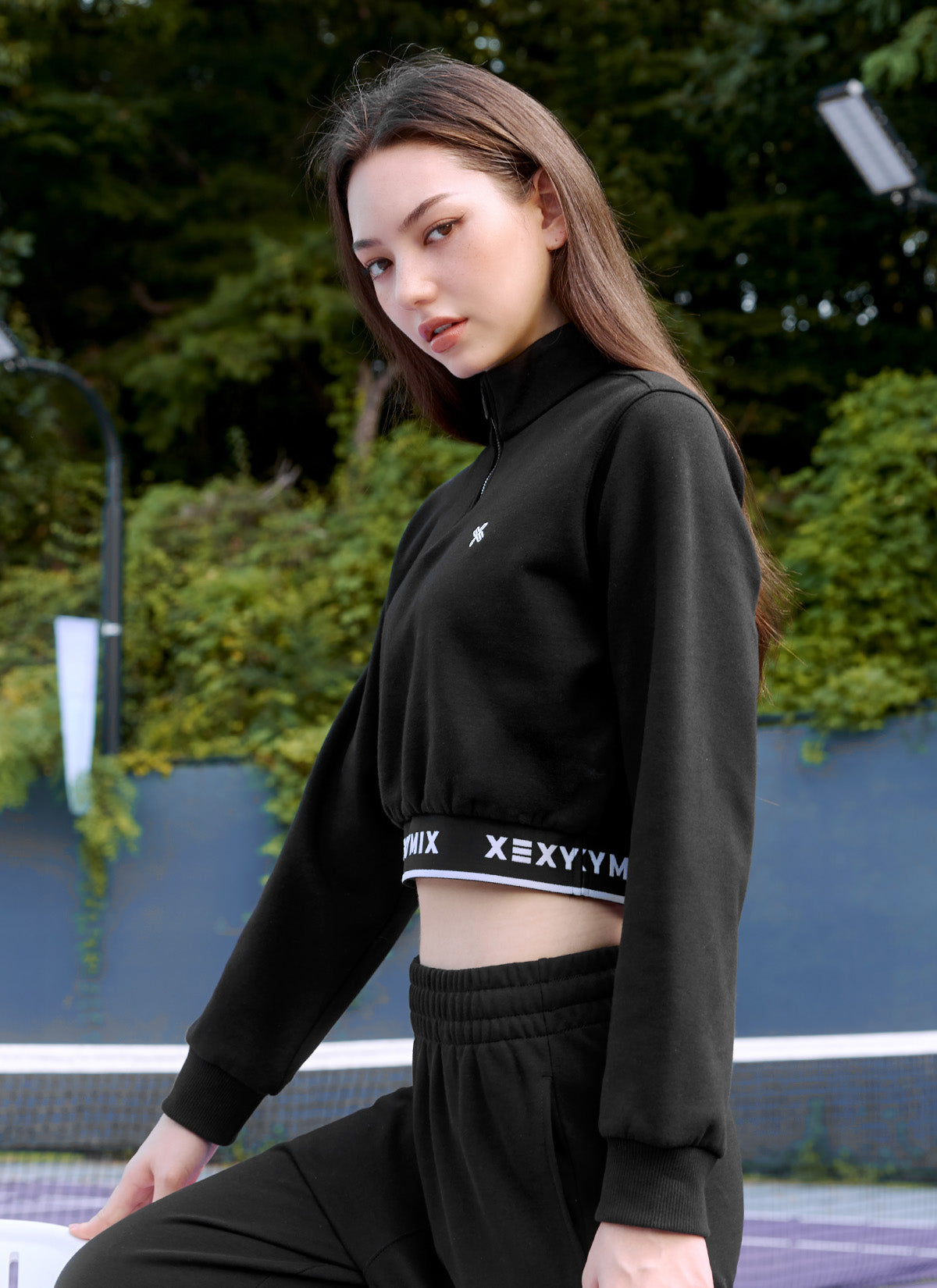 Logo Point Warm Crop Sweatshirt for Women - Cozy Fleece Pullover with Stylish Design - Perfect for Casual Outfits, Gym Wear & Street Fashion