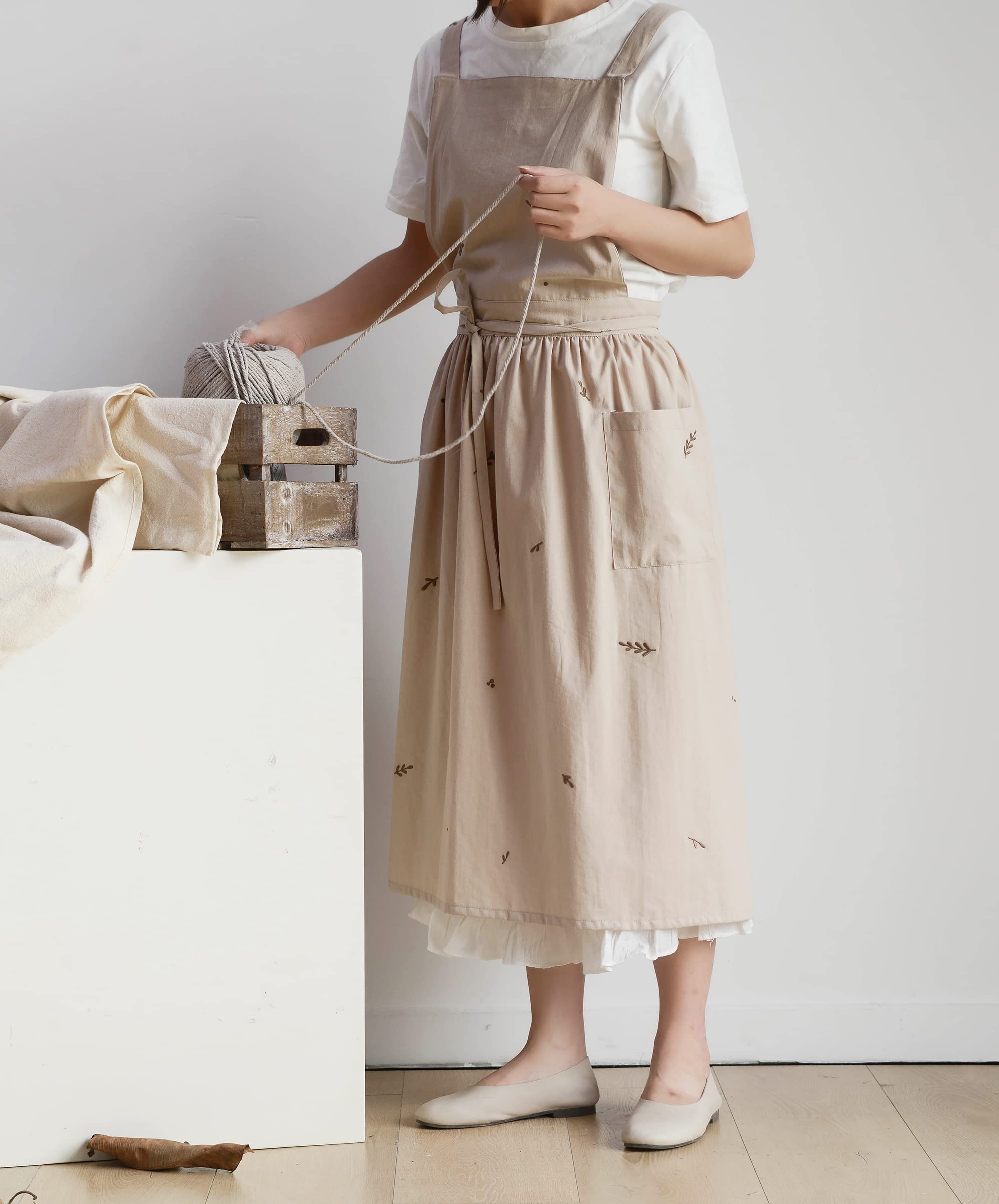 Vintage Cotton Pleated Apron - Waterproof Kitchen & Garden Apron Dress for Cooking, Cleaning, Baking, and Outdoor Activities