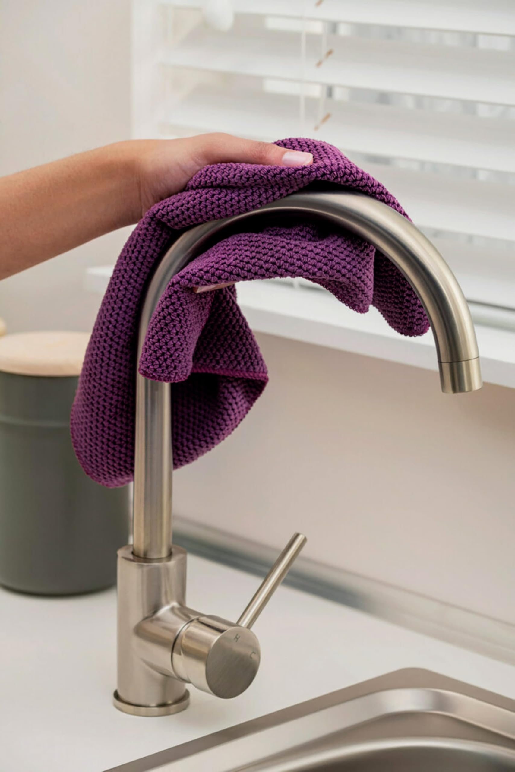 Scotch-Brite Microfiber Premium Kitchen Cleaning Cloth - Super Absorbent & Lint-Free Dish Towel (1-Pack) - Perfect for Washing Dishes, Countertops & Stainless Steel Appliances