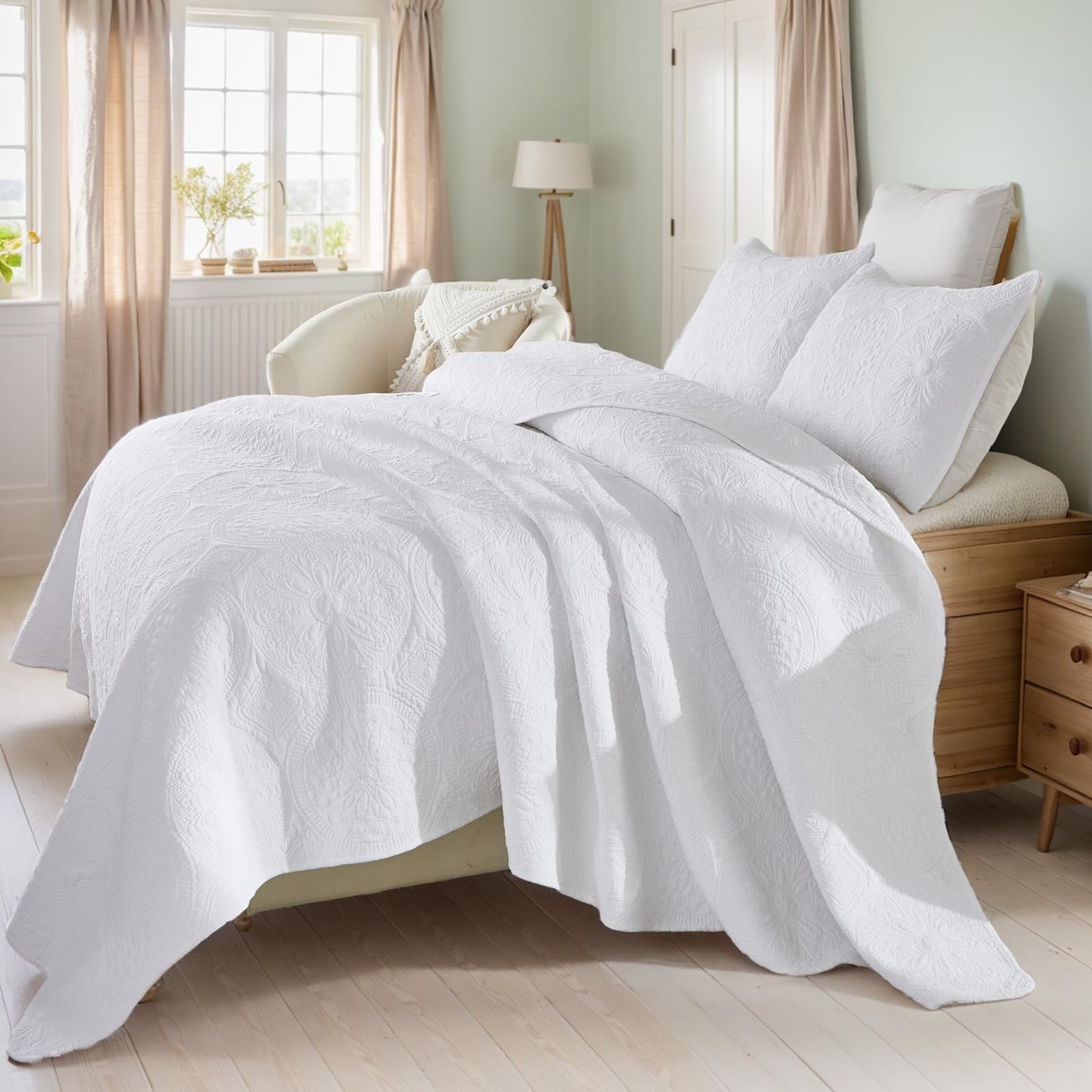 Brandream Luxury White Quilt Bedding Set - Queen Size Bedspread with Elegant Medallion Design, 3-Piece Matelasse Coverlet Set for Master Bedroom, Guest Room & Hotel Decor