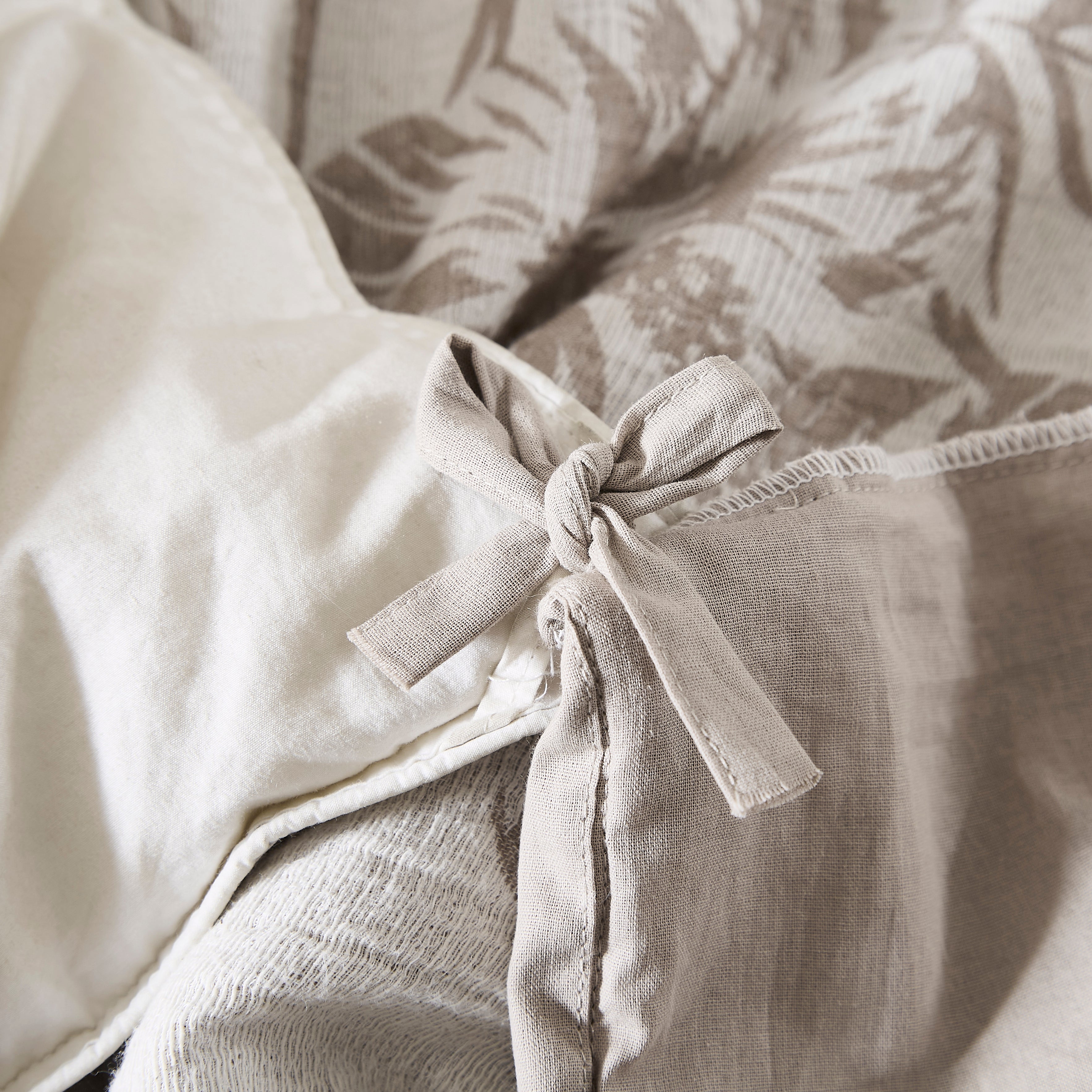 Bali Tropical Leaves Gauze Jacquard Duvet Cover Set - Breathable & Stylish Bedding for Summer - Perfect for Beach House, Boho Bedroom & Tropical Decor