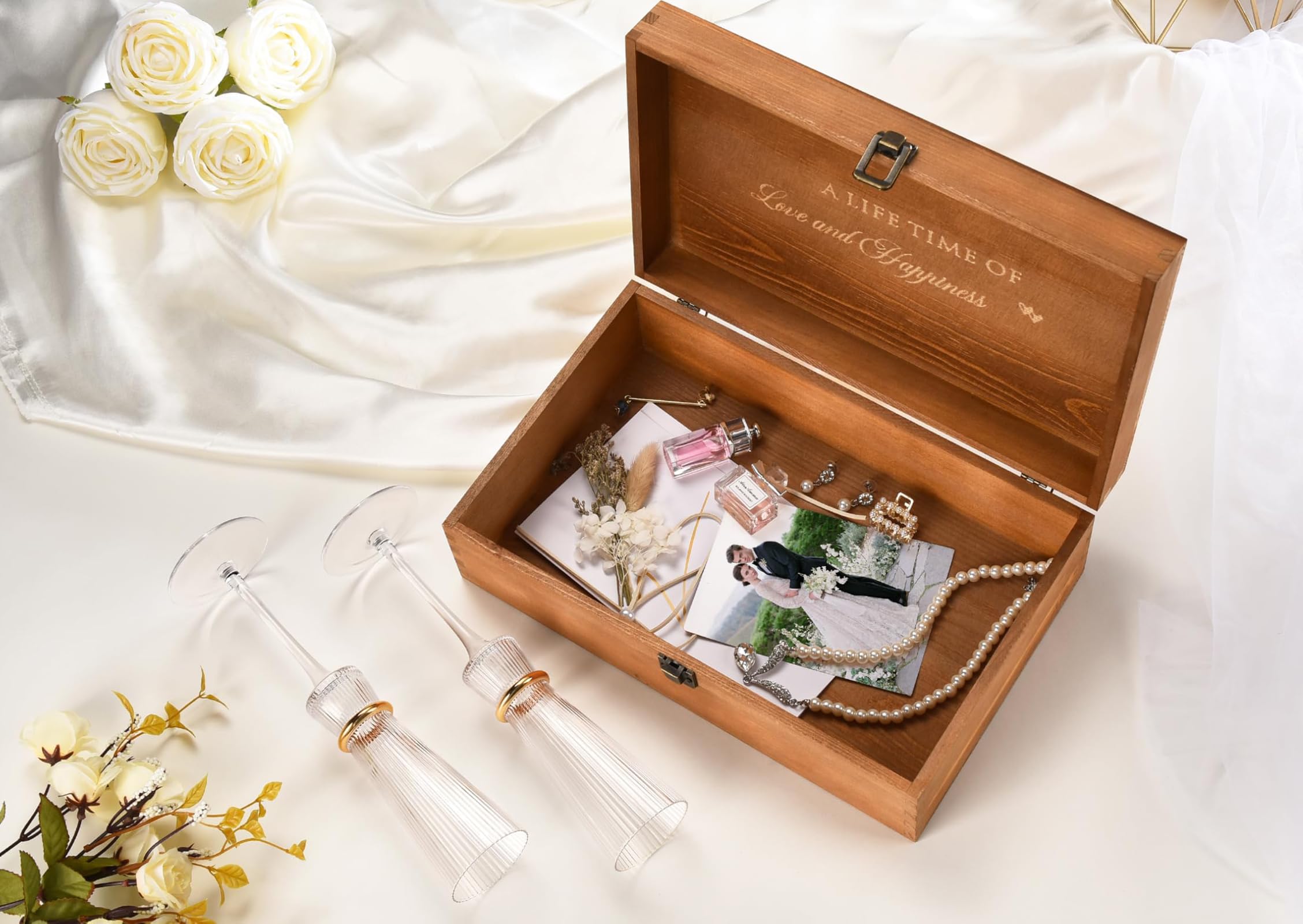 Elegant Wedding Champagne Flutes Set of 2 - Crystal Mr & Mrs Glasses for Bride and Groom, Bridal Shower & Housewarming Gifts - Perfect for Wedding Toasts, Anniversaries & Romantic Celebrations