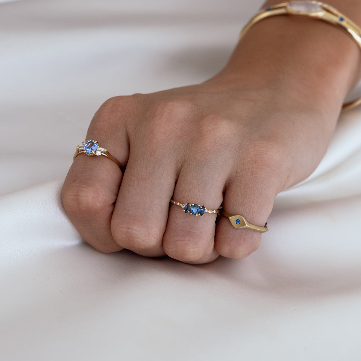 Exquisite Oval Geo Blue Sapphire and Diamond Ring for Women | Elegant Engagement & Wedding Jewelry Gift | Perfect for Anniversaries, Proposals & Special Occasions