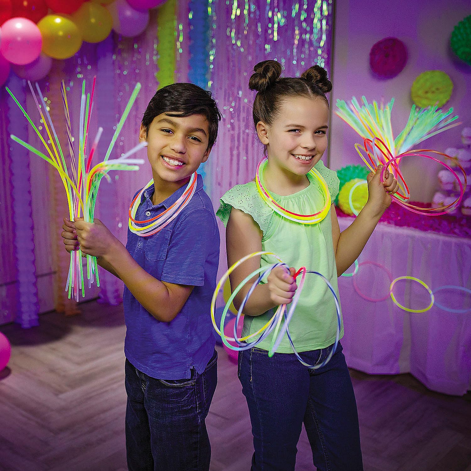 Fun Express Bulk Glow Necklaces - 500 Pc. Halloween Party Favors for Kids, Glow in the Dark Necklaces for Trick or Treat, Rave, Concerts & Nighttime Events