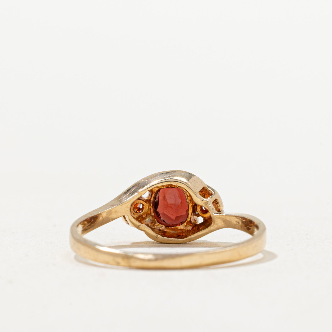 Elegant Oval Cut Garnet Tapered Ring - 0.36 Carat Total Weight - Size 6.5 - Perfect for Engagement, Anniversary & Valentine's Day Gifts