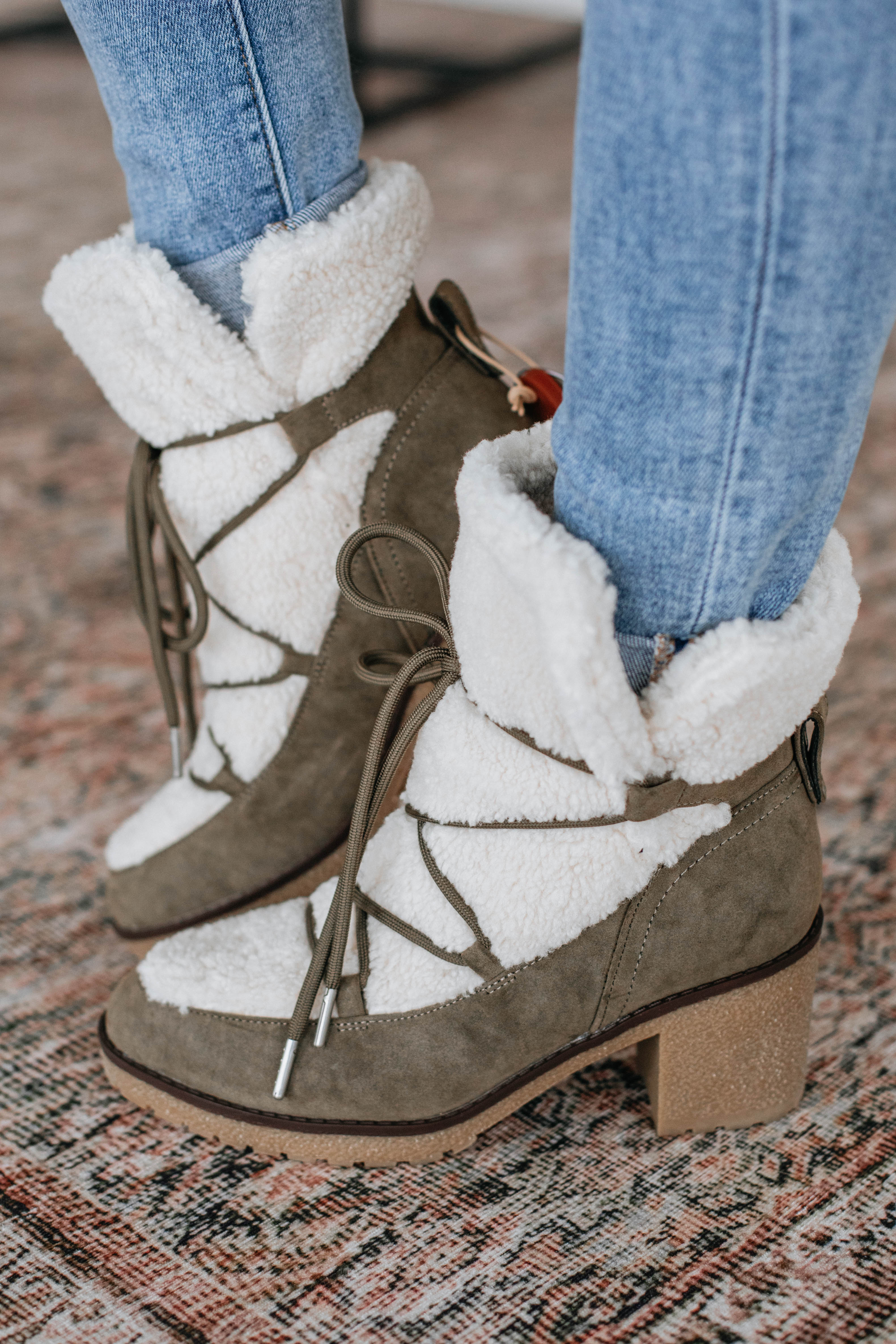Warm & Stylish Embracing The Chill Boots for Women - Perfect for Winter Hiking, Snow Adventures & Cold Weather Fashion