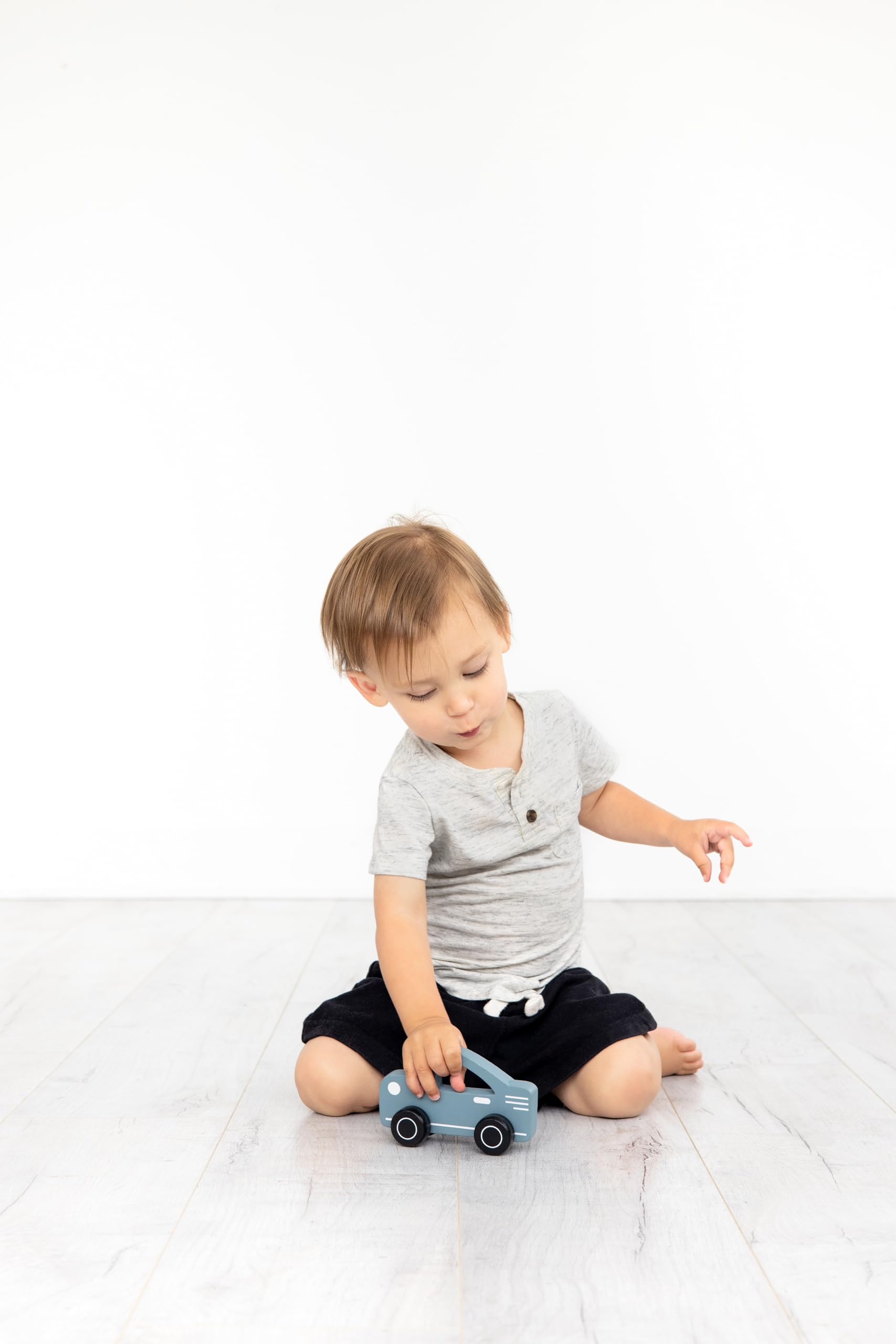 Pearhead Wooden Push and Pull Toy Car - Montessori Baby & Toddler Learning Toy - Gender Neutral Wooden Car for Boys & Girls - Perfect Nursery Toy for Early Childhood Development - Great for Playtime, Motor Skills & Sensory Exploration