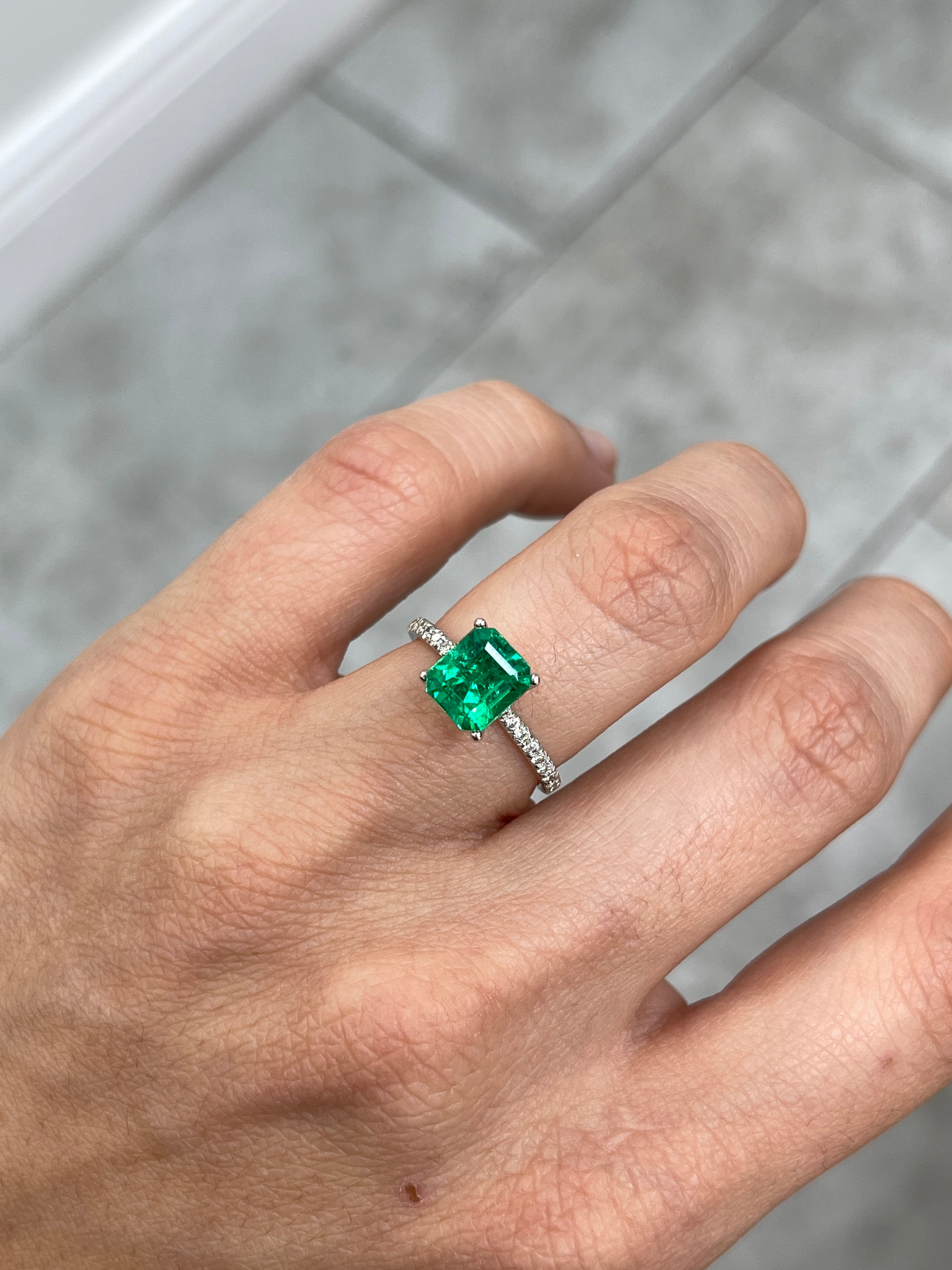 1.82 Carat 8x7mm Vivid Yellowish Green Colombian Emerald - Loose Gemstone for Jewelry Making, Engagement Rings & Collector's Items