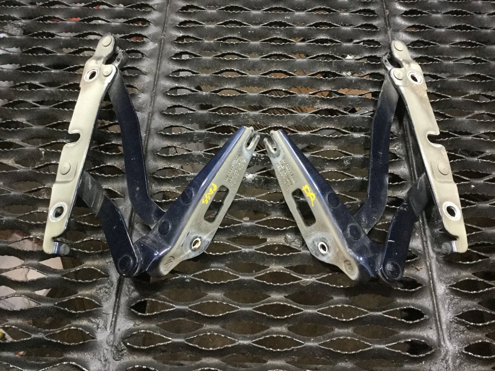 05-08 Audi A4 Trunk Lid Hinge Set (Left & Right 2pcs) - OEM Replacement Parts for Smooth Trunk Operation & Secure Closure