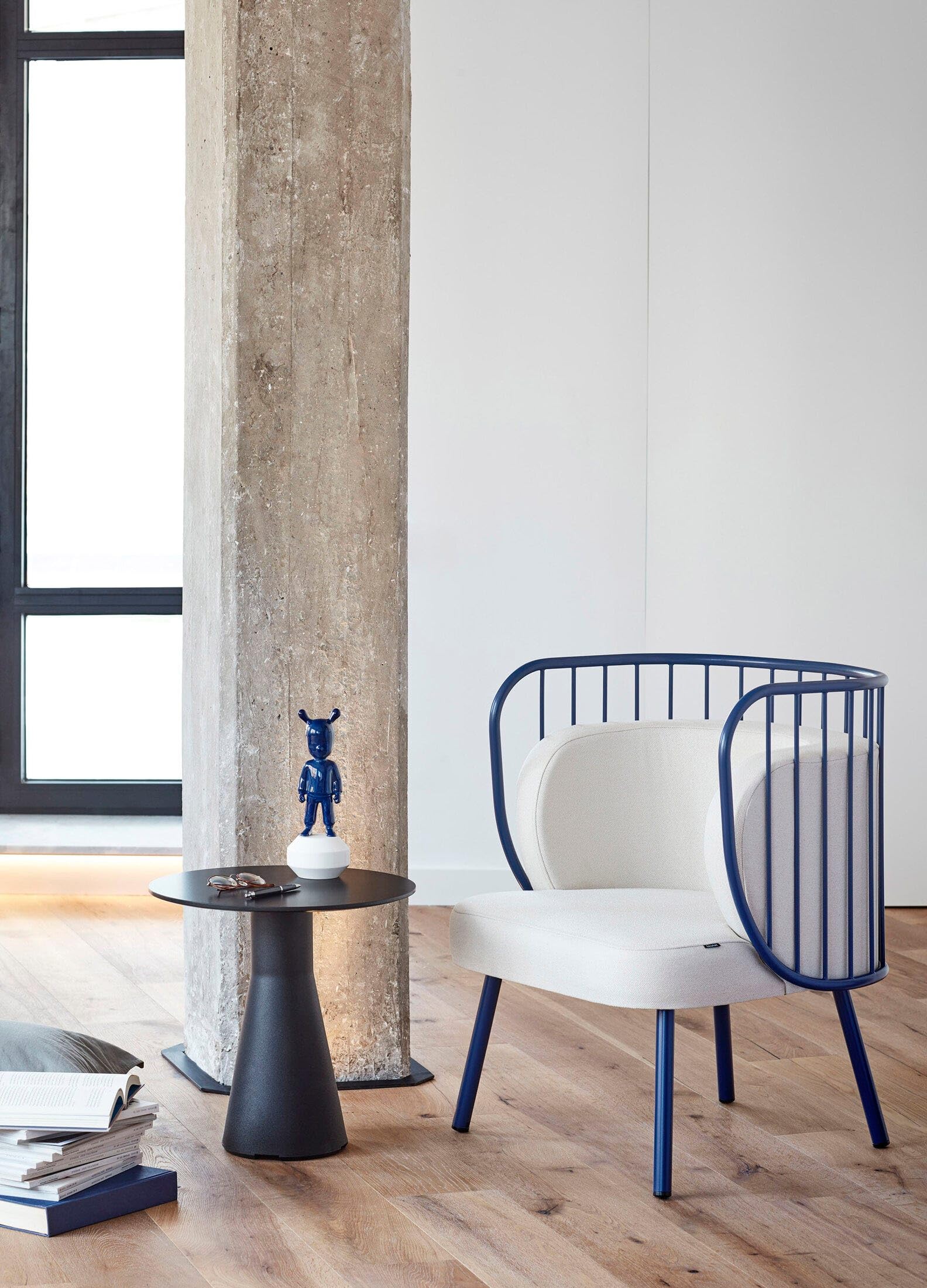 LLADRÓ The Dark Blue Guest Figurine - Handcrafted Porcelain Collectible Statue | Small Decorative Home Accent for Living Room, Bookshelf & Gift Giving