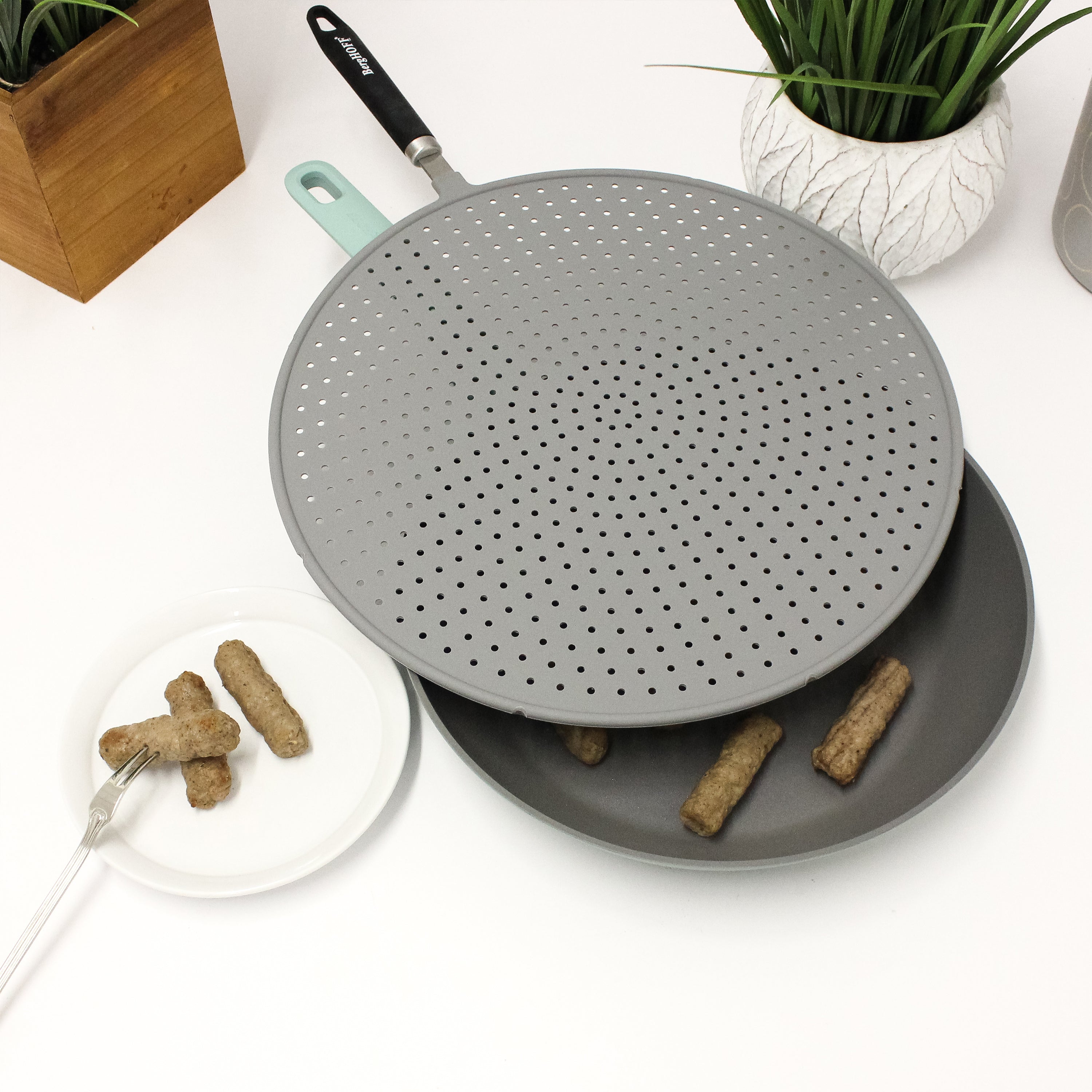BergHOFF Premium 13-Inch Silicone Splatter Guard - Heat-Resistant Stovetop Splatter Screen for Frying, Cooking & Sauteing - Perfect for Kitchen, Camping & Outdoor Grilling