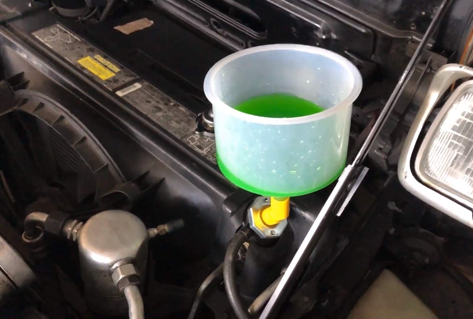 LEIMo Spill Proof Coolant Filling Funnel Kit - No Spill Radiator Funnel for Auto Coolant Flush - Clear Plastic Coolant Refill Tool for Car, Truck & Motorcycle Maintenance